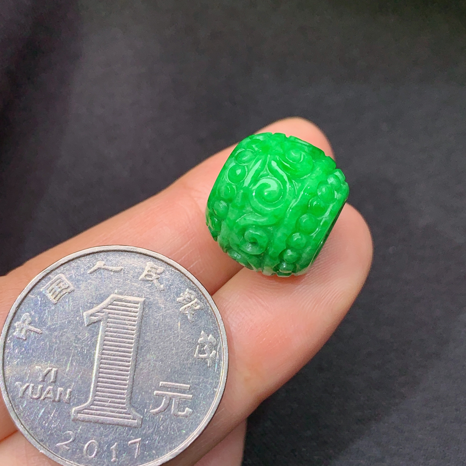 阳绿路路通，冰润色阳，玉质细腻，种水足，Xyg 尺寸13.1*15.1