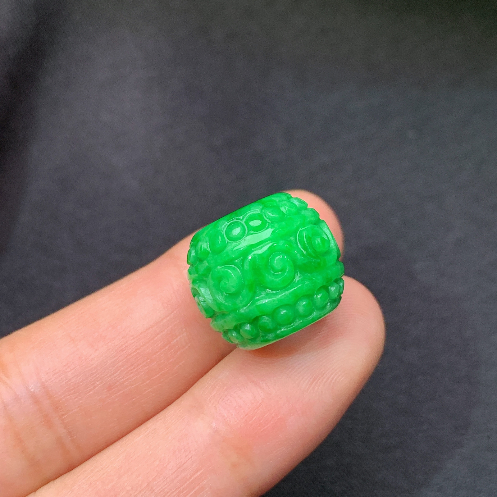 阳绿路路通，冰润色阳，玉质细腻，种水足，Xyg 尺寸13.1*15.1
