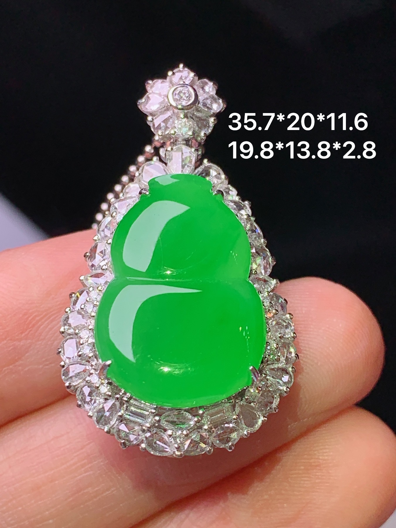 18k金钻镶嵌冰阳绿葫芦吊坠 玉质细腻 色泽艳丽清新 水润亮眼 整体尺寸35.7*20*11.6 m3