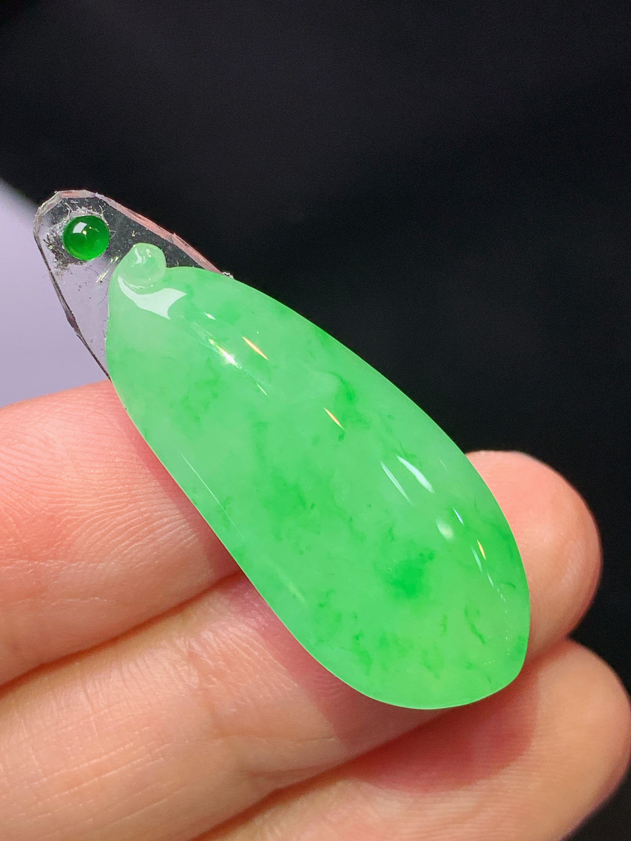 镶嵌款 阳绿福瓜吊坠 玉质细腻 色泽艳丽清新 水润亮眼 整体尺寸30*13.5*5.5 2x