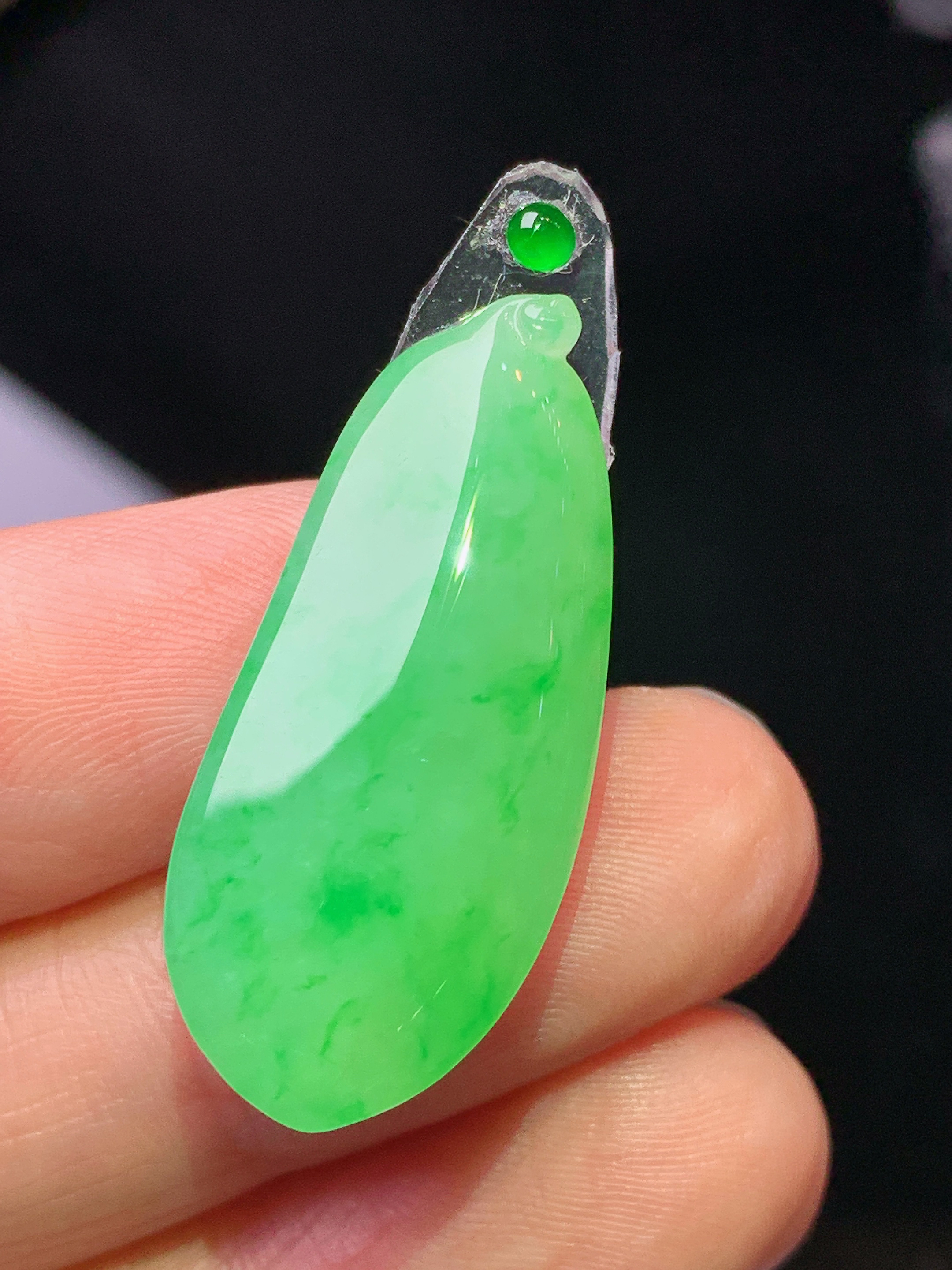 镶嵌款 阳绿福瓜吊坠 玉质细腻 色泽艳丽清新 水润亮眼 整体尺寸30*13.5*5.5 2x