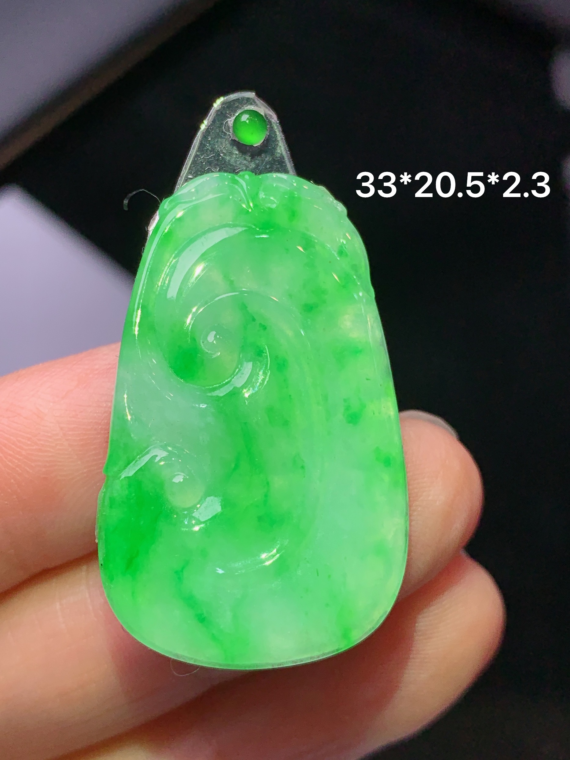 镶嵌款 飘阳绿如意吊坠 玉质细腻 色泽艳丽清新 水润亮眼 整体尺寸33*20.5*2.3 2x