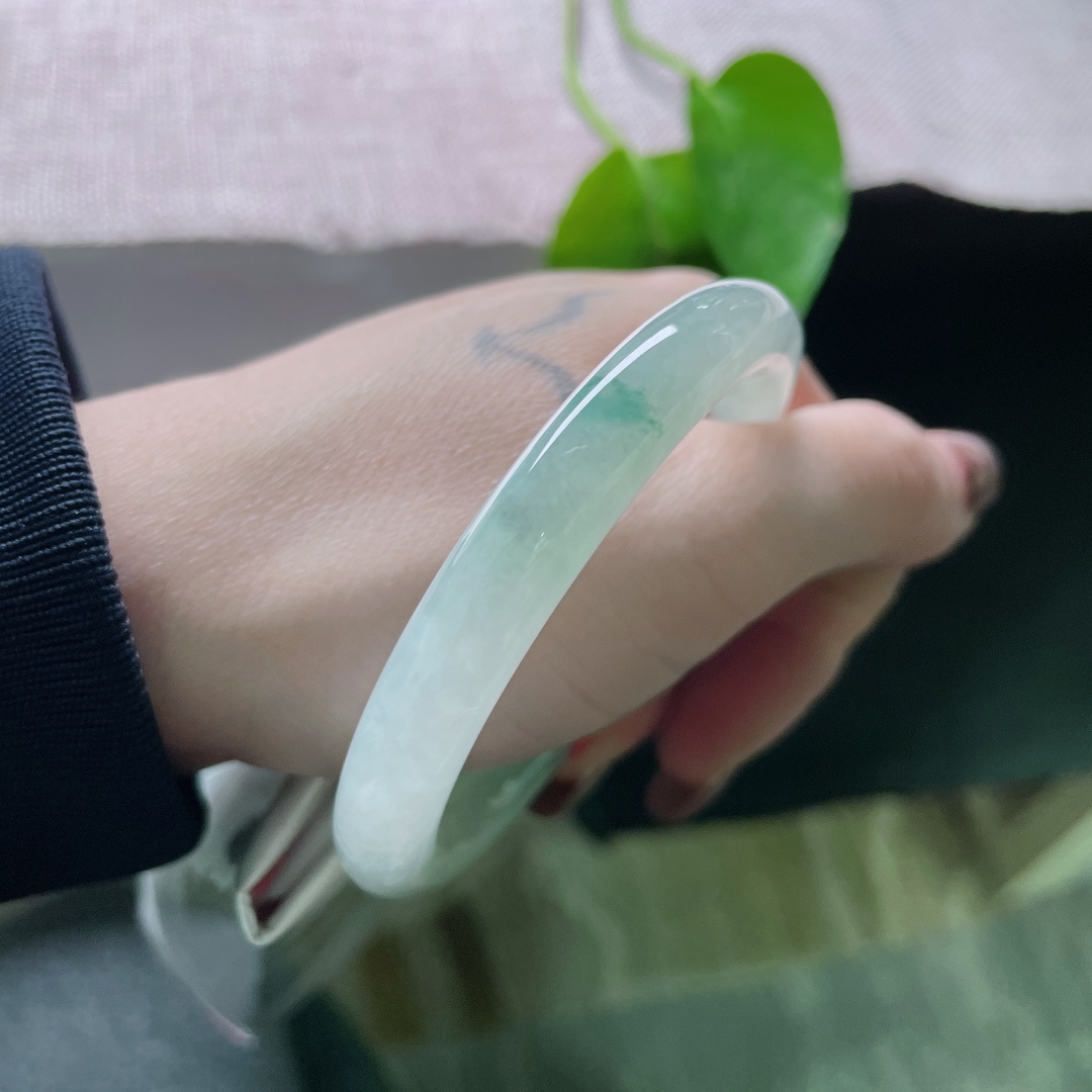 53.8/8.9，冰种晴底圆条，一抹飘花灵动飘逸，一汪冰莹藏春色，几点飘花染玉镯。无裂，ss50306a