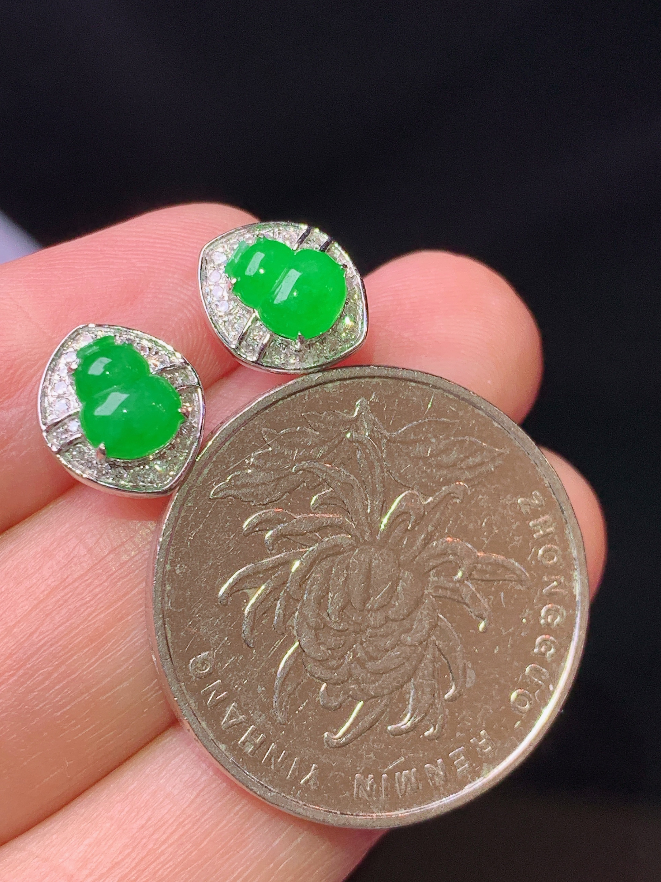 18k金钻镶嵌满绿葫芦耳钉 玉质细腻 色泽艳丽清新 水润亮眼 整体尺寸10.2*9*3.8 yz
