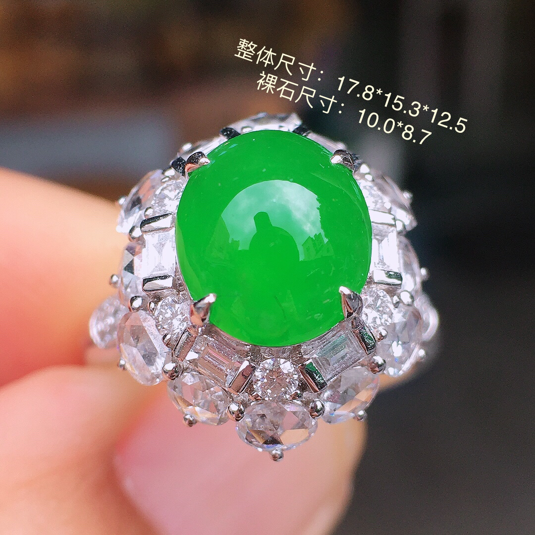 阳绿蛋面戒指，色泽均匀艳丽，玉质细腻，荧光感超
强，饱满圆润，尽显优雅气质，18k
金豪华镶嵌