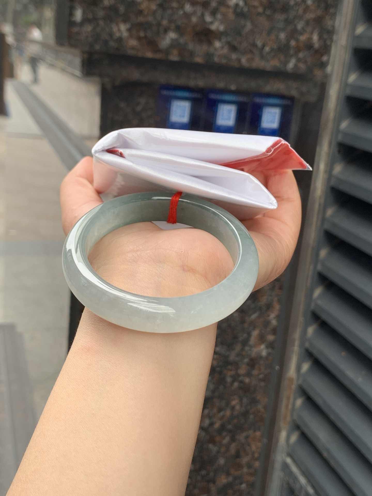 半山水正圈，55.6/12.4/8.5，0504-N621，打灯多处细纹，底妆水润细腻，半山半水天然意境，上手不挑皮，自带清冷感，低调不张扬，越看越有味道