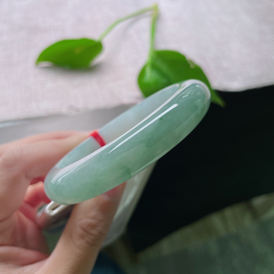 56.8/12.7/8.9，湖水蓝正圈，种老，一汪湖水清，半盏温柔心。一点皮纹，ss49782a