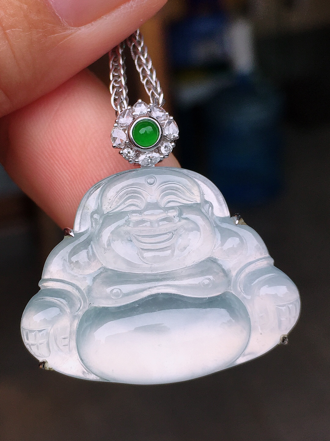 冰种佛公吊坠，玉质细腻，荧光感超
强，饱满圆润，尽显优雅气质，18k
金豪华镶嵌