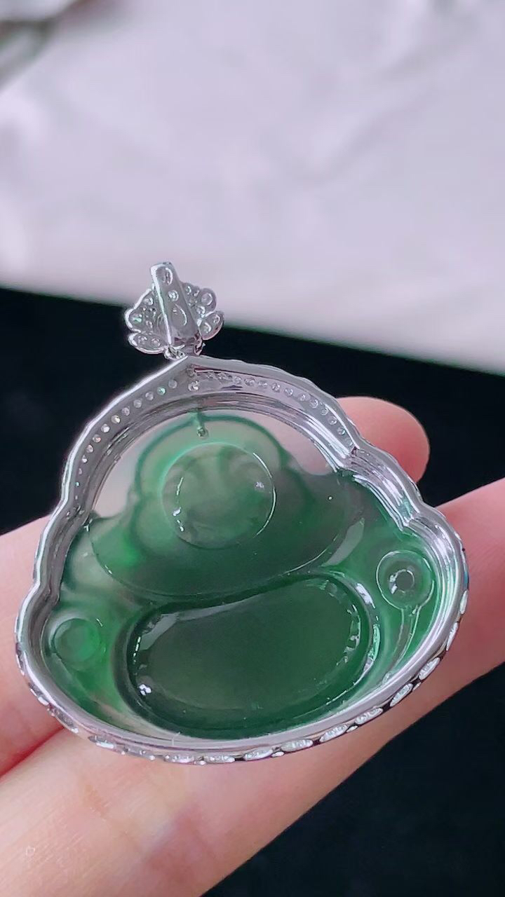 【翡翠名称】18K金镶冰蓝水佛公吊坠
【翡翠尺寸】含金38.6/33.8/9mm
【翡翠描述】宝贝种老水足，玉质细腻，色泽靓丽，性价比高，佩戴效果好！
【其它赠送】权威证书/精美挂绳盒子/支持全国复检