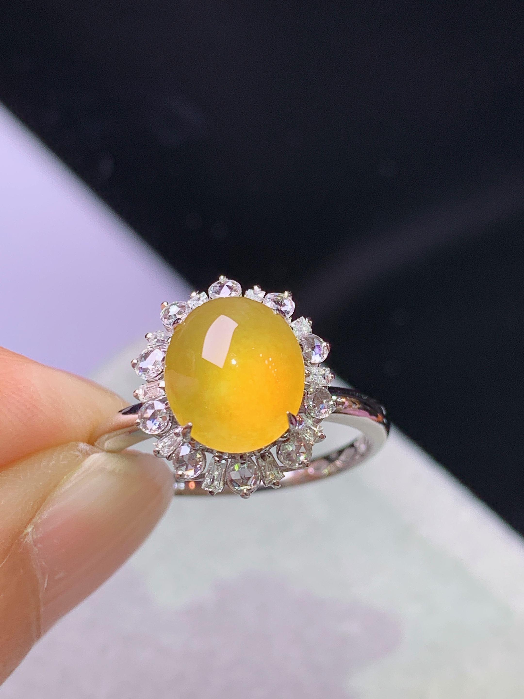 18k金钻镶嵌冰黄翡蛋面戒指 玉质细腻 色泽艳丽清新 水润亮眼 圈口14.5 整体尺寸13.8*11.8*9 m3