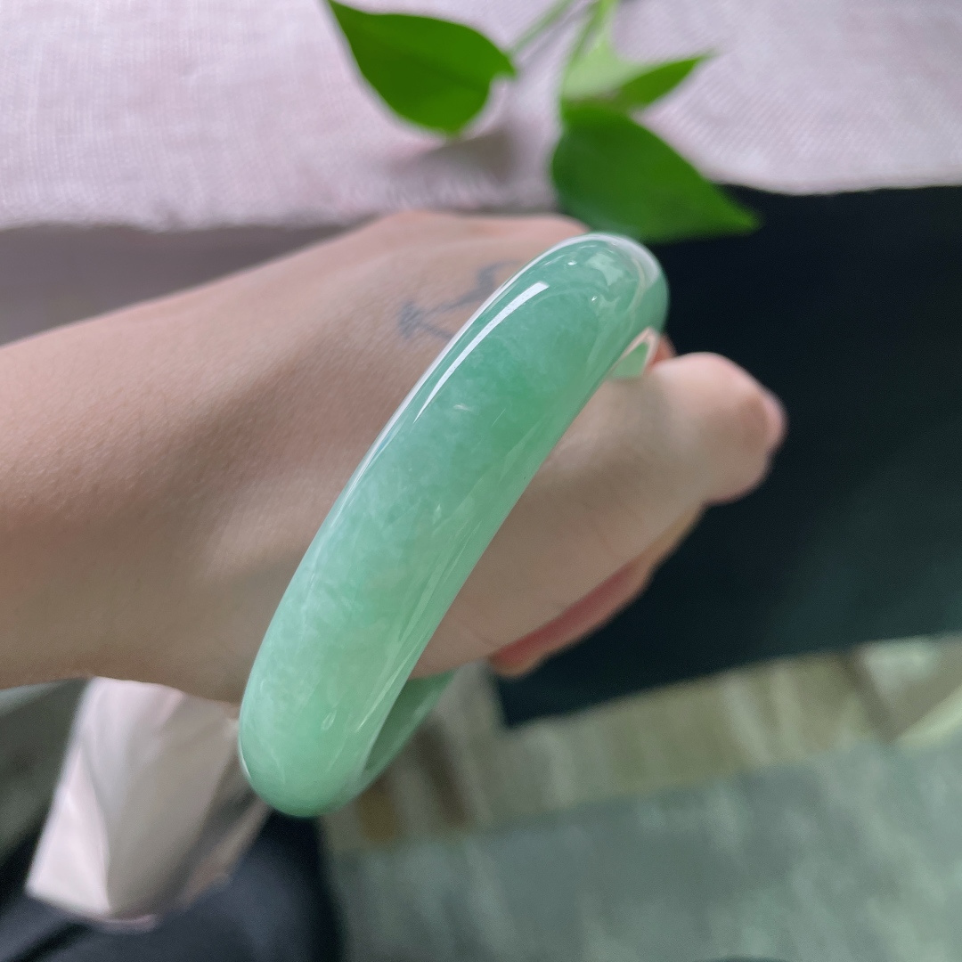 55.6/12.6/8.2果绿正圈，水润，郁郁葱葱，满满园春色关不住，无裂，ss50851a