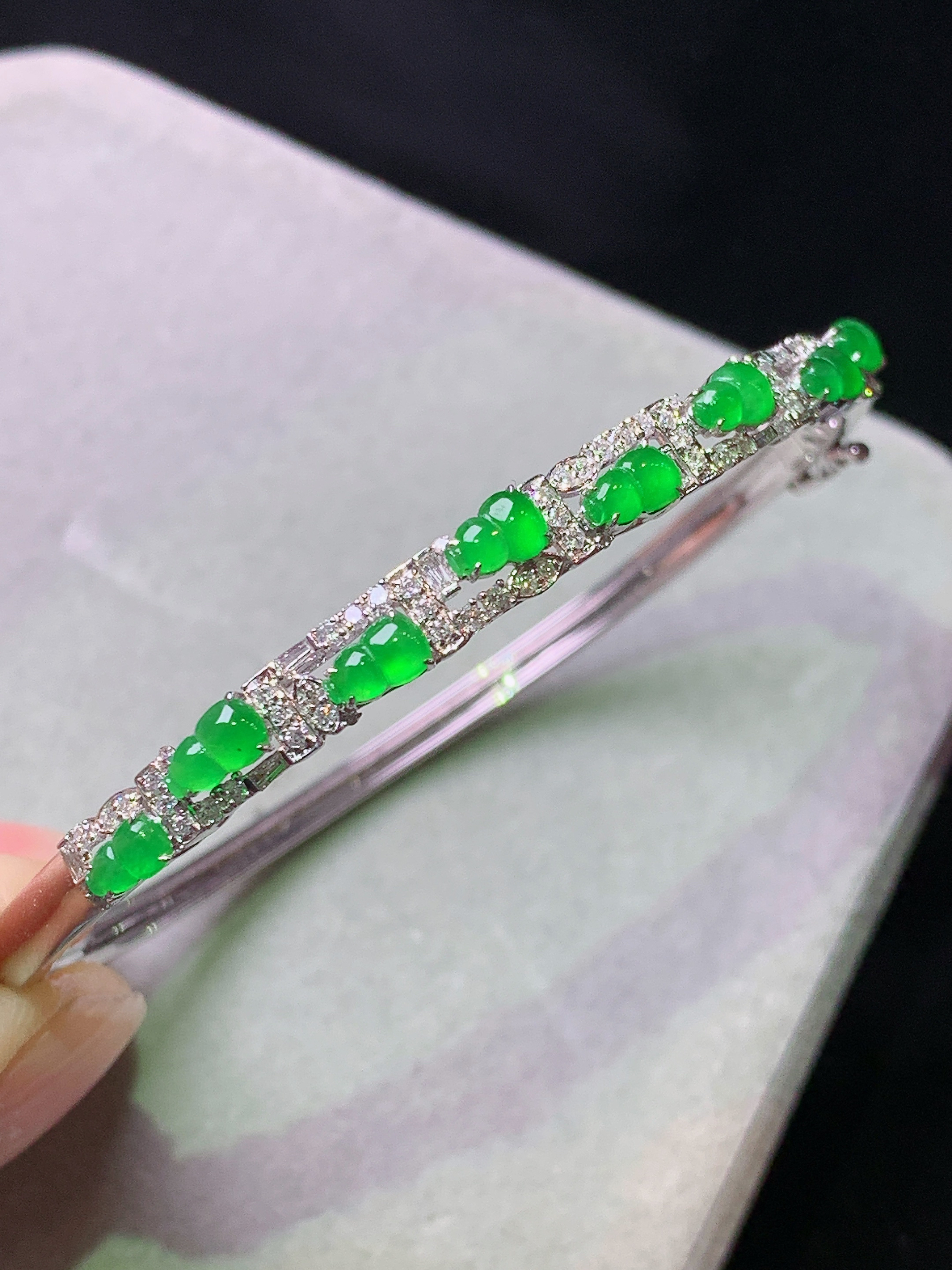 18k金钻镶嵌冰阳绿葫芦手镯 玉质细腻 色泽艳丽清新 水润亮眼 圈口55 裸石尺寸4.8*3.2*2 t1