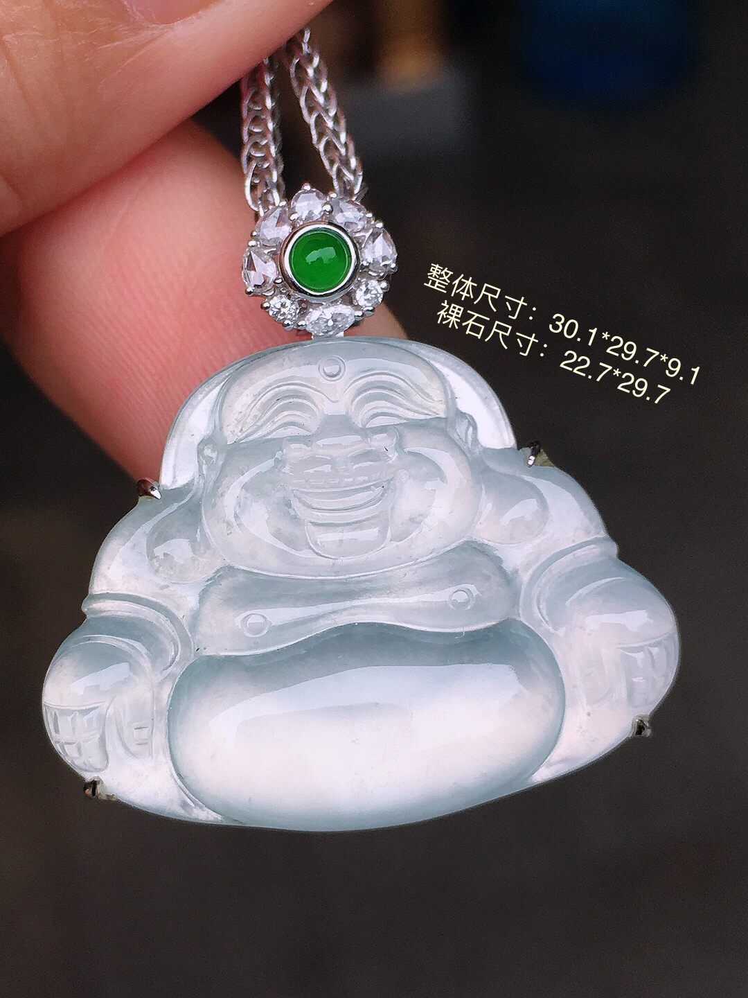 冰种佛公吊坠，玉质细腻，荧光感超
强，饱满圆润，尽显优雅气质，18k
金豪华镶嵌