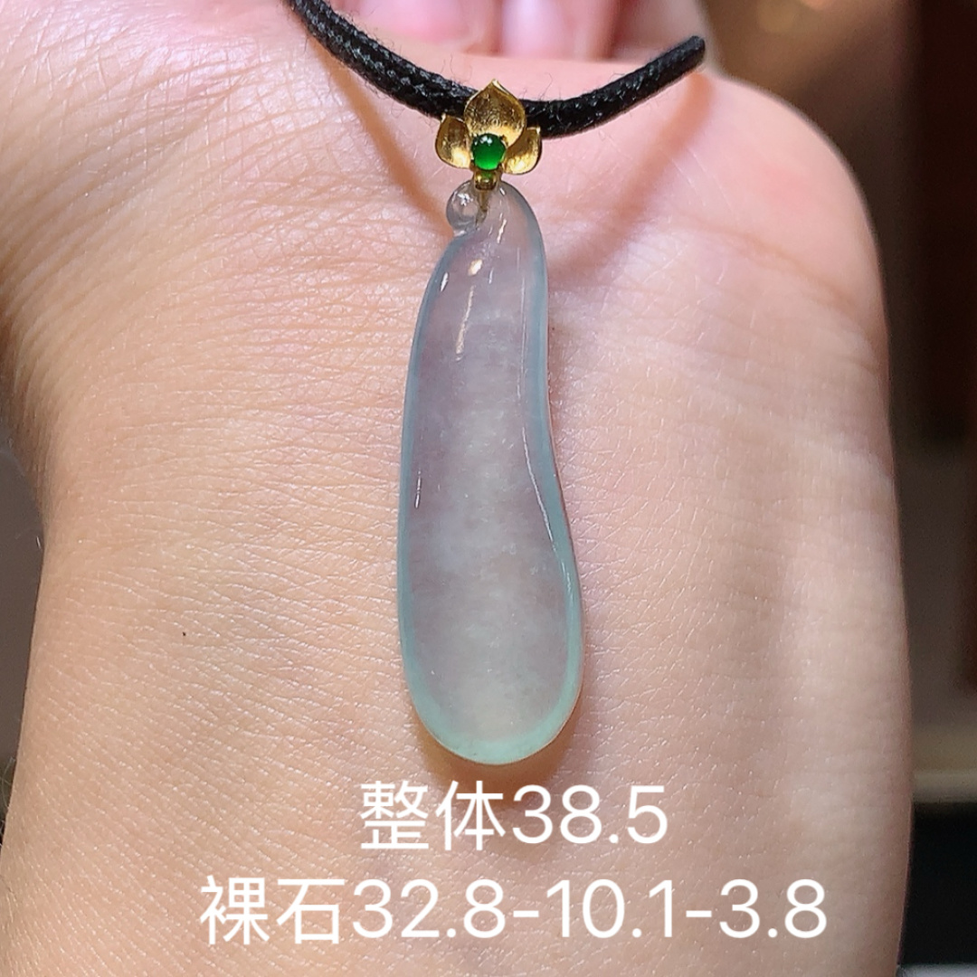 高冰福瓜吊坠。种老冰润细腻，品相喜悦，佩戴精致气质货号04502，32.8/10.1/3.8
