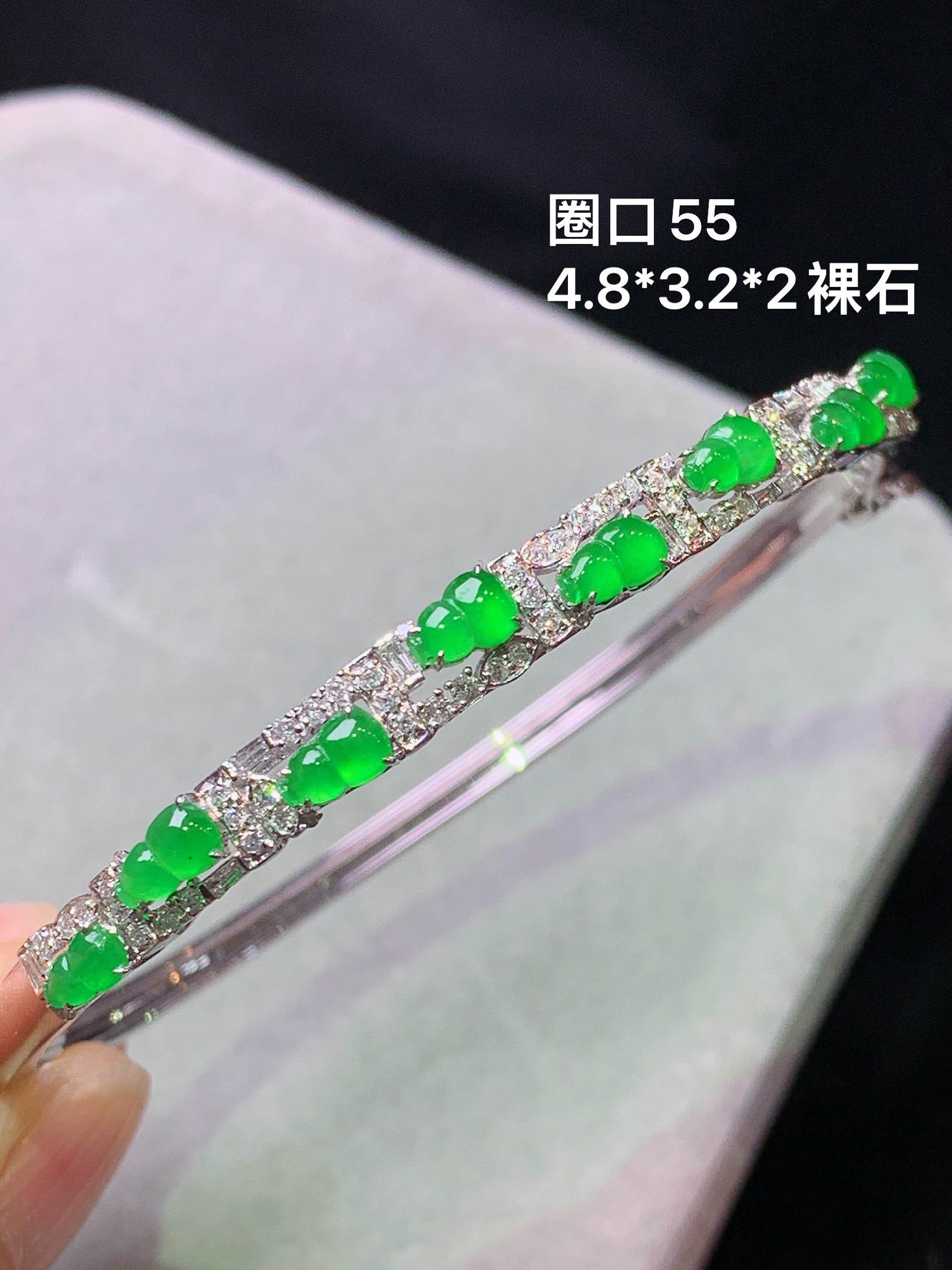 18k金钻镶嵌冰阳绿葫芦手镯 玉质细腻 色泽艳丽清新 水润亮眼 圈口55 裸石尺寸4.8*3.2*2 t1