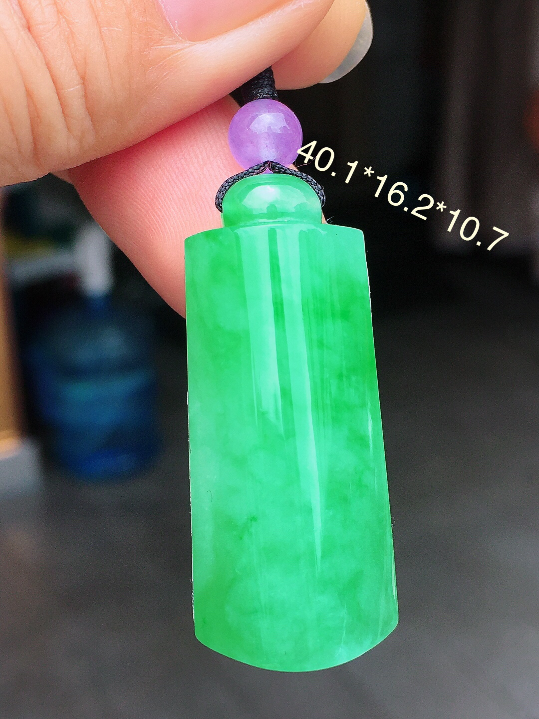 阳绿无事牌吊坠，色泽均匀艳丽，玉质细腻，荧光感超
强，饱满圆润，尽显优雅气质