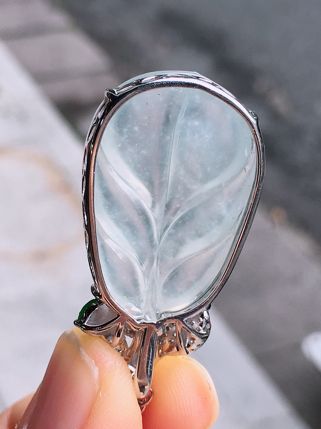 冰种玉叶吊坠，玉质细腻，荧光感超
强，饱满圆润，尽显优雅气质，18k
金豪华镶嵌