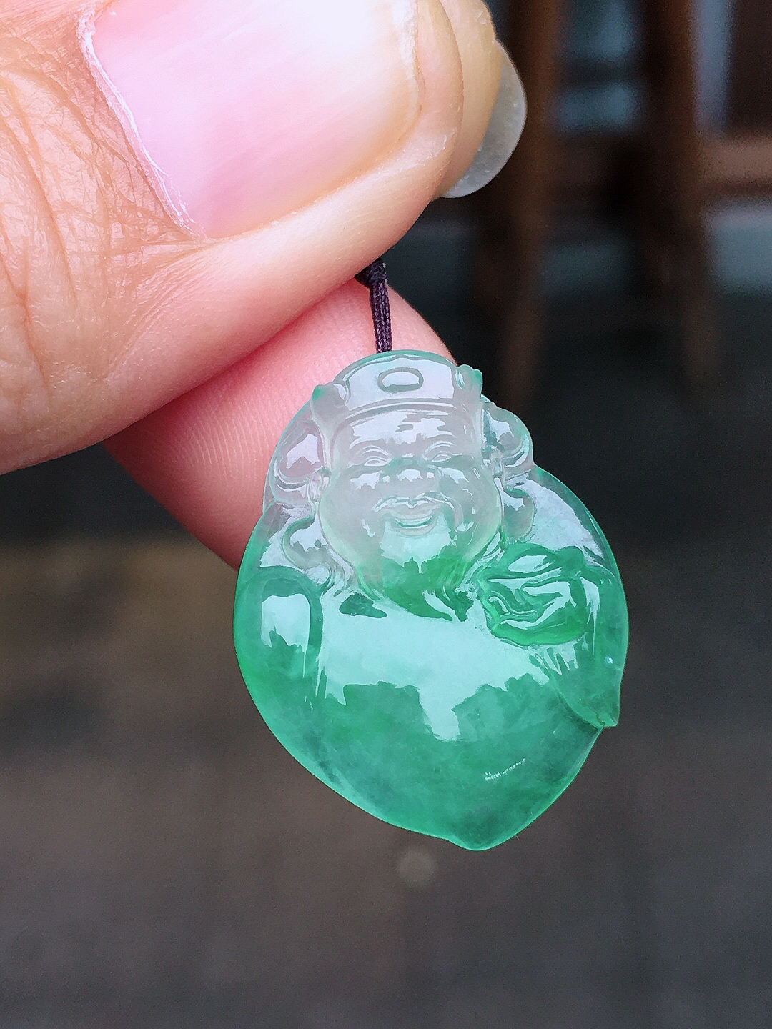 飘绿【财神爷】吊坠，色泽艳丽，玉质细腻，荧光感超
强，饱满圆润，尽显优雅气质