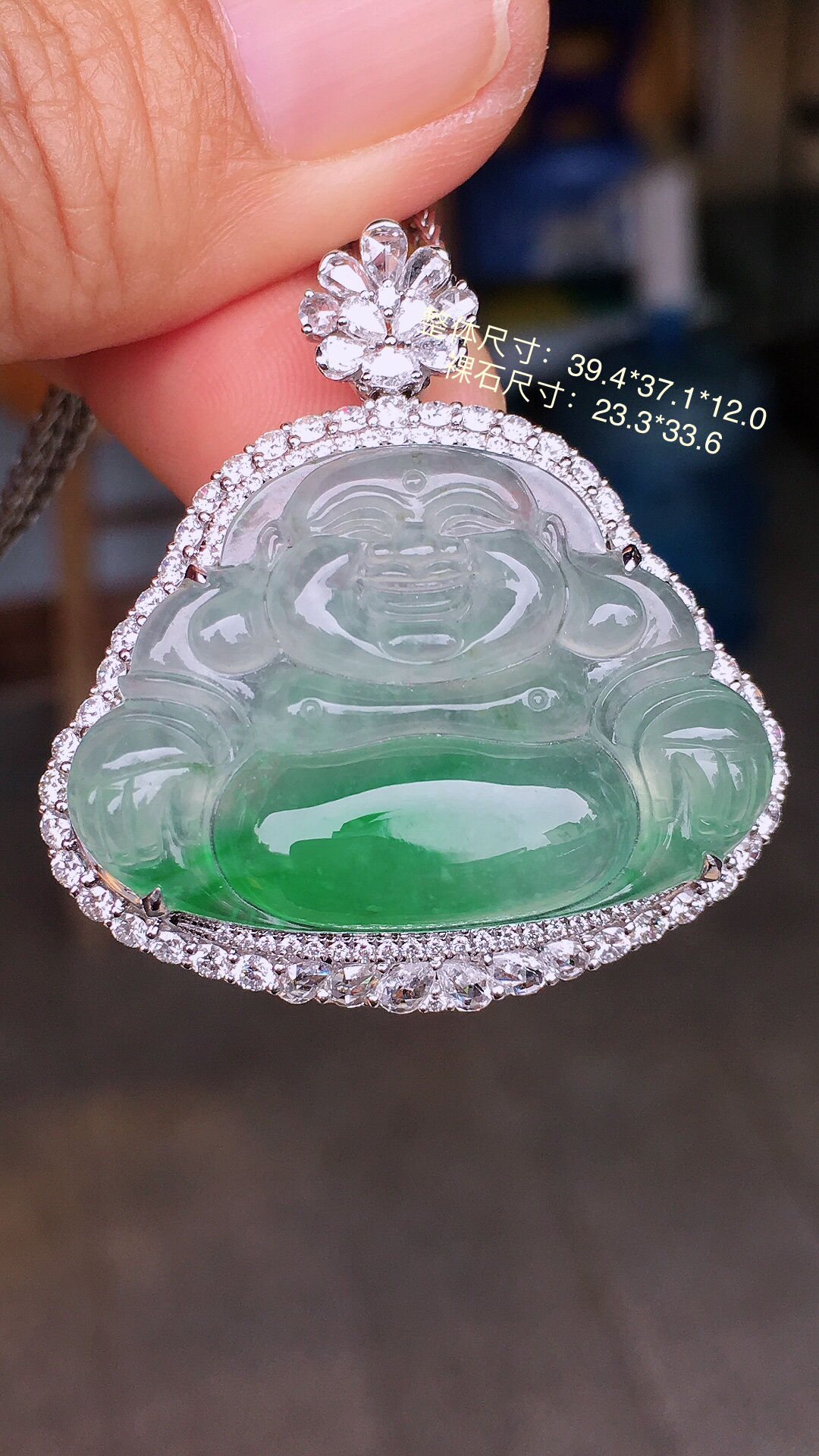 飘绿佛公吊坠，色泽艳丽，玉质细腻，荧光感超
强，饱满圆润，尽显优雅气质，18k
金豪华镶嵌