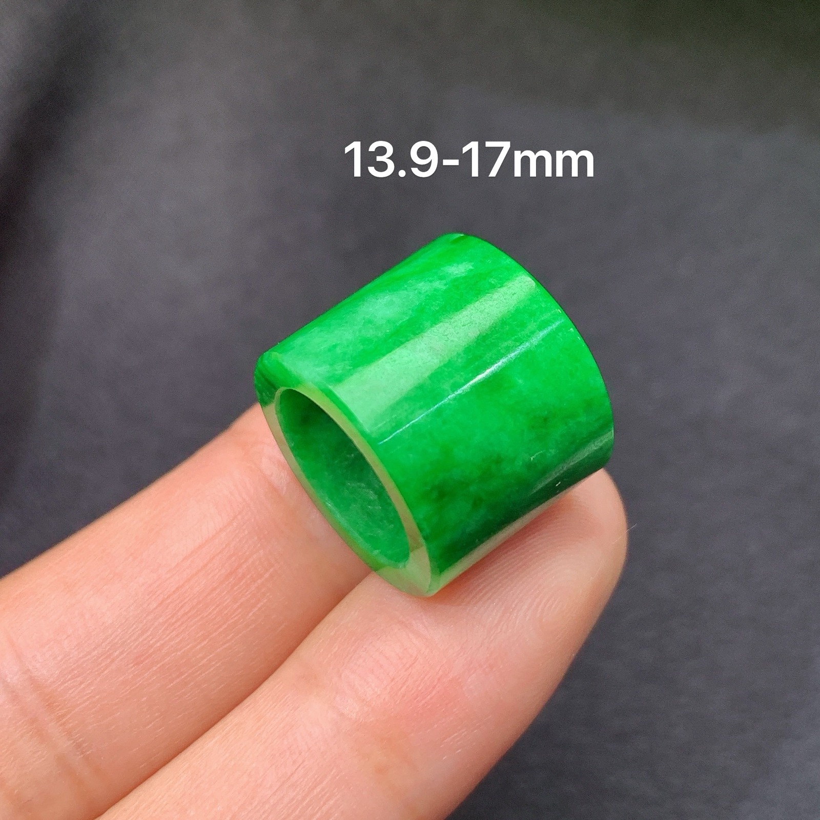 阳绿路路通，冰润色阳，玉质细腻，种水足，Xyg 尺寸13.9*17