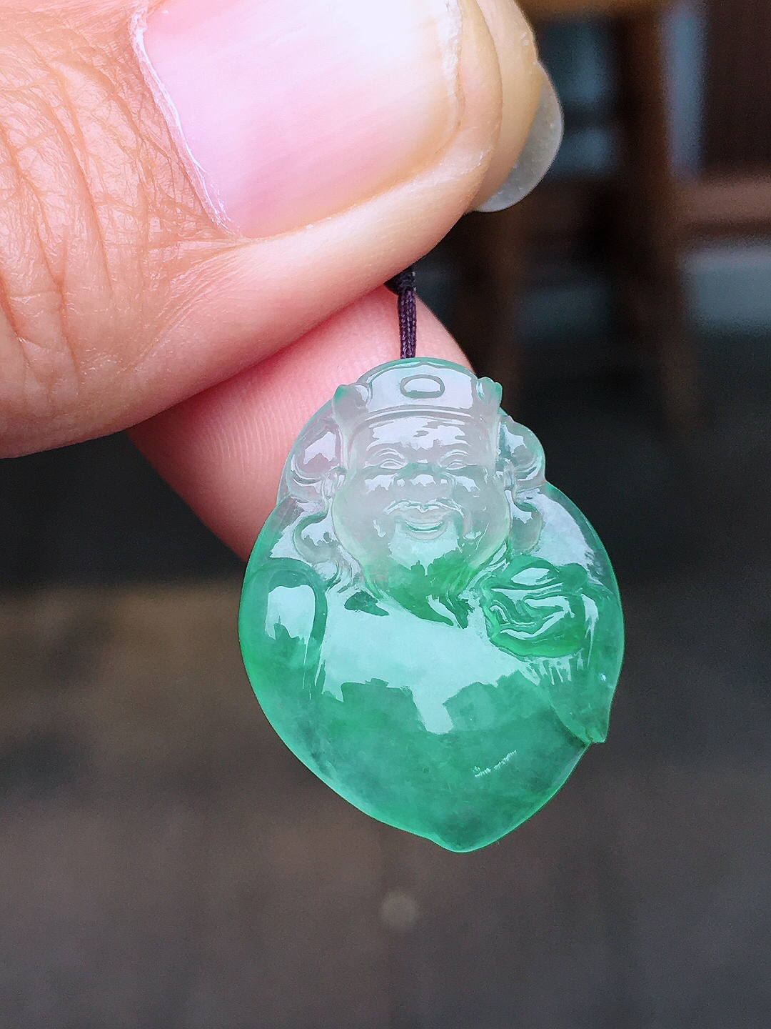 飘绿【财神爷】吊坠，色泽艳丽，玉质细腻，荧光感超
强，饱满圆润，尽显优雅气质