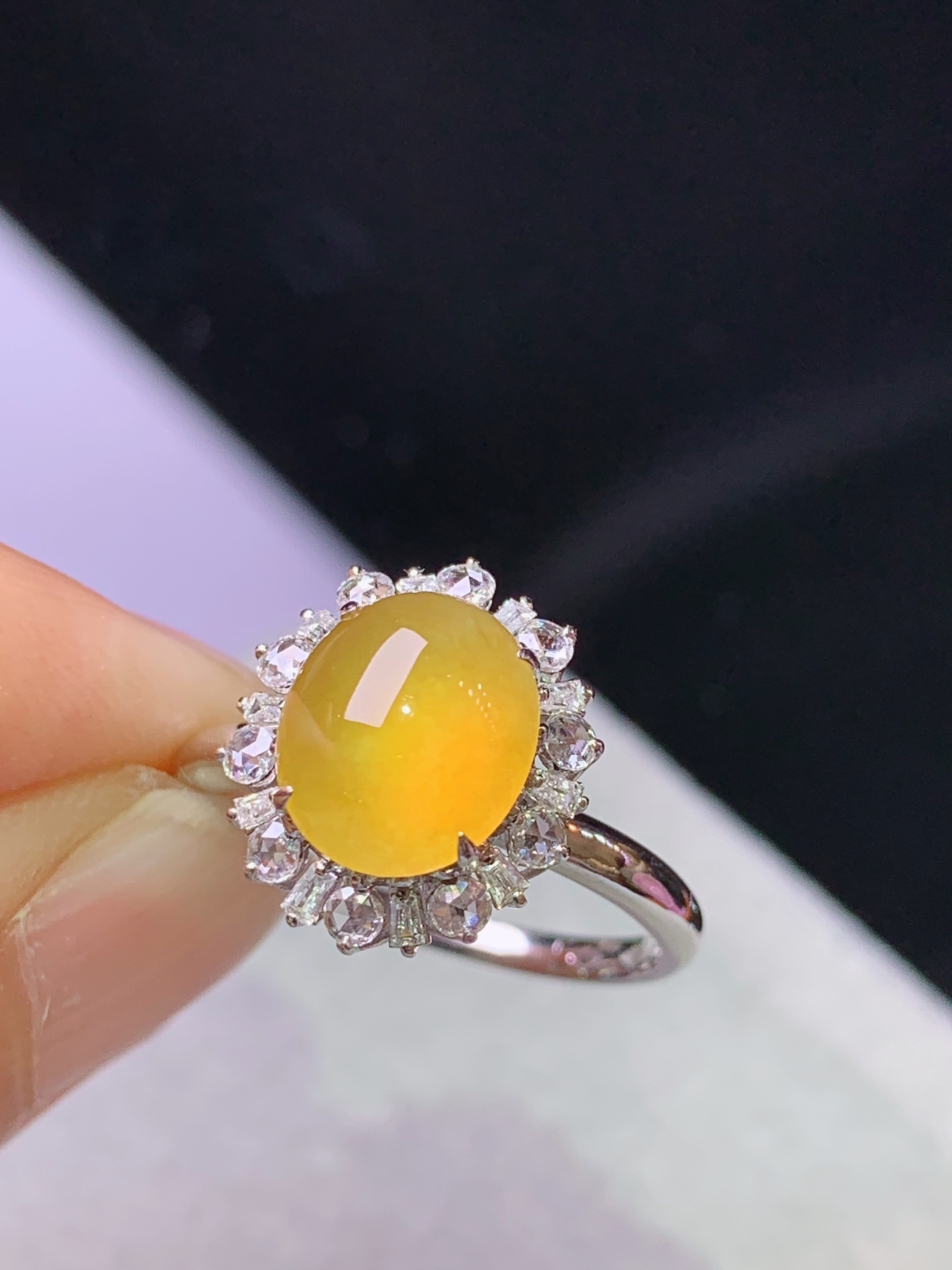 18k金钻镶嵌冰黄翡蛋面戒指 玉质细腻 色泽艳丽清新 水润亮眼 圈口14.5 整体尺寸13.8*11.8*9 m3