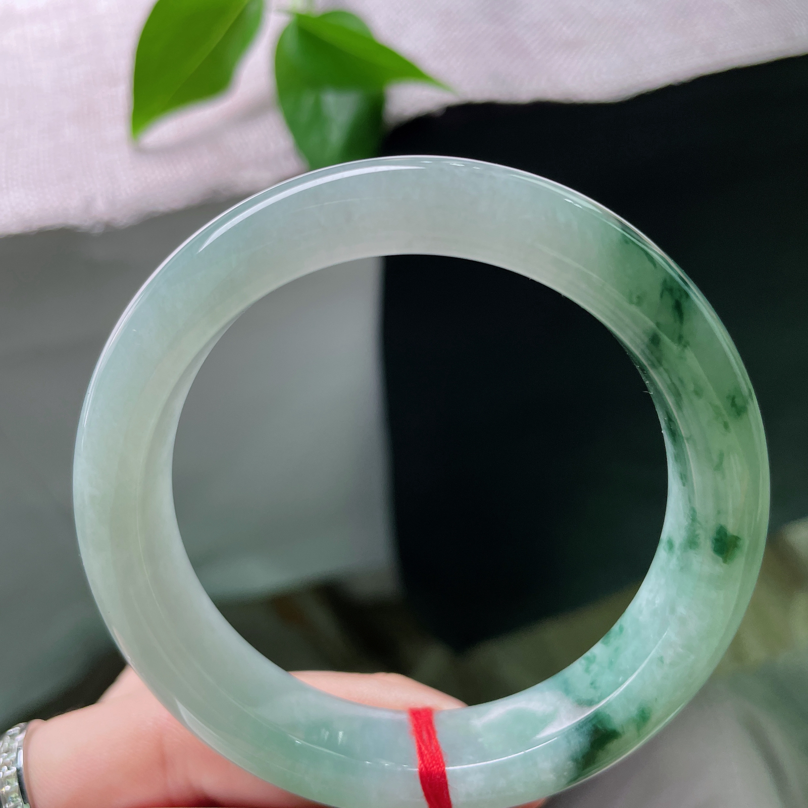 55.6/12.8/8.7，飘花正圈，光泽内敛柔和，不似艳色那般夺目，却自带“清水出芙蓉”的天然韵味