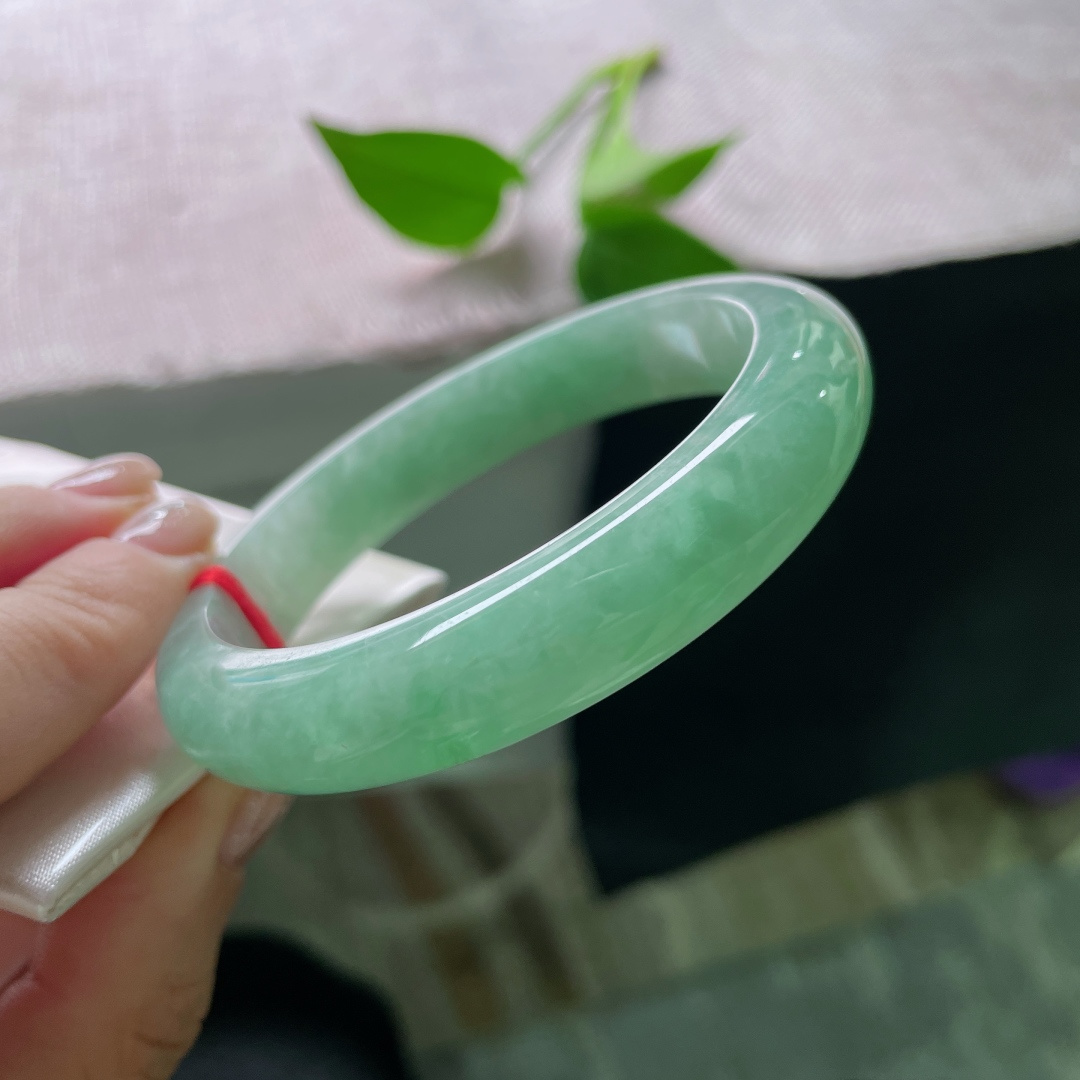57.8/11.7/8.2，绿底正圈，不争艳，不夺目，让人心安的颜色，水润，皮纹，ss52712a