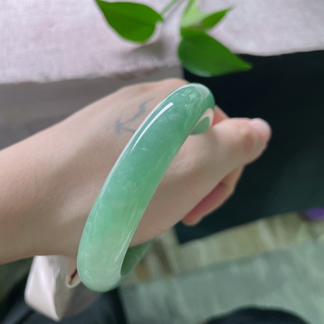 57.8/11.7/8.2，绿底正圈，不争艳，不夺目，让人心安的颜色，水润，皮纹，ss52712a