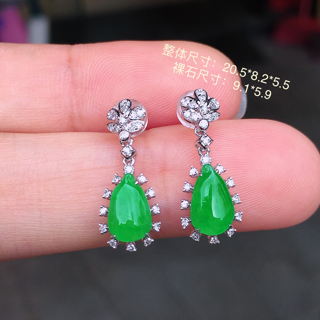 阳绿福瓜耳坠，色泽均匀艳丽，玉质细腻，荧光感超
强，饱满圆润，尽显优雅气质，18k
金豪华镶嵌