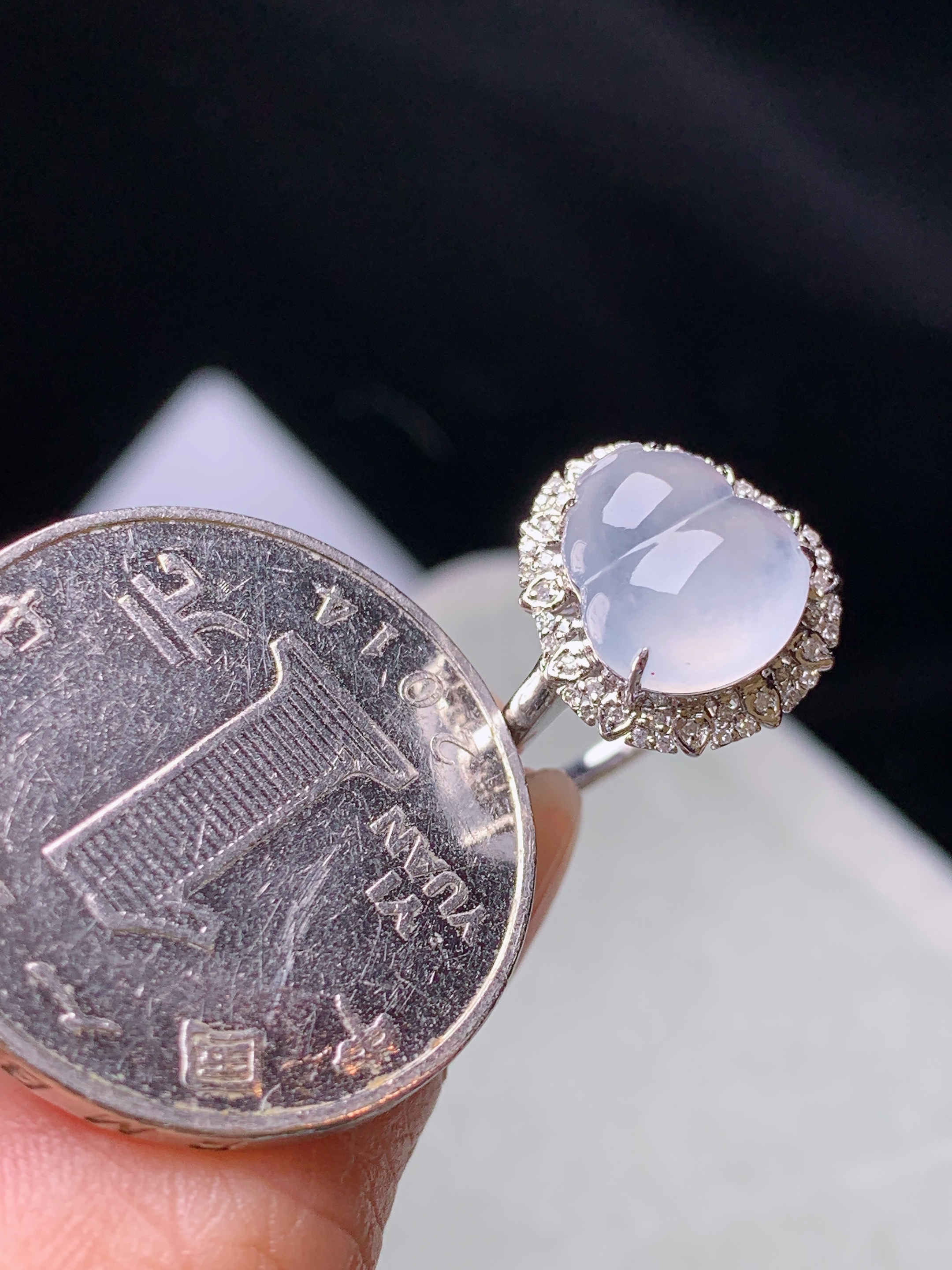 18k金钻镶嵌冰种葫芦戒指 玉质细腻 色泽艳丽清新 水润亮眼 圈口14.5 整体尺寸13.3*12*7.5 yz