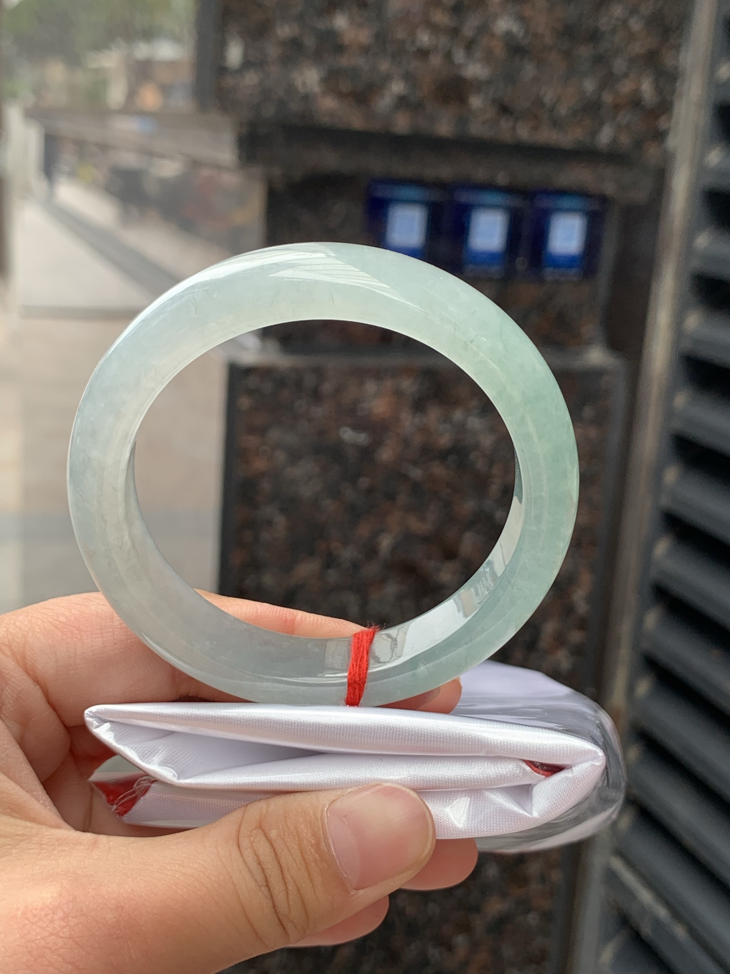 半山水正圈，55.6/12.4/8.5，0504-N621，打灯多处细纹，底妆水润细腻，半山半水天然意境，上手不挑皮，自带清冷感，低调不张扬，越看越有味道