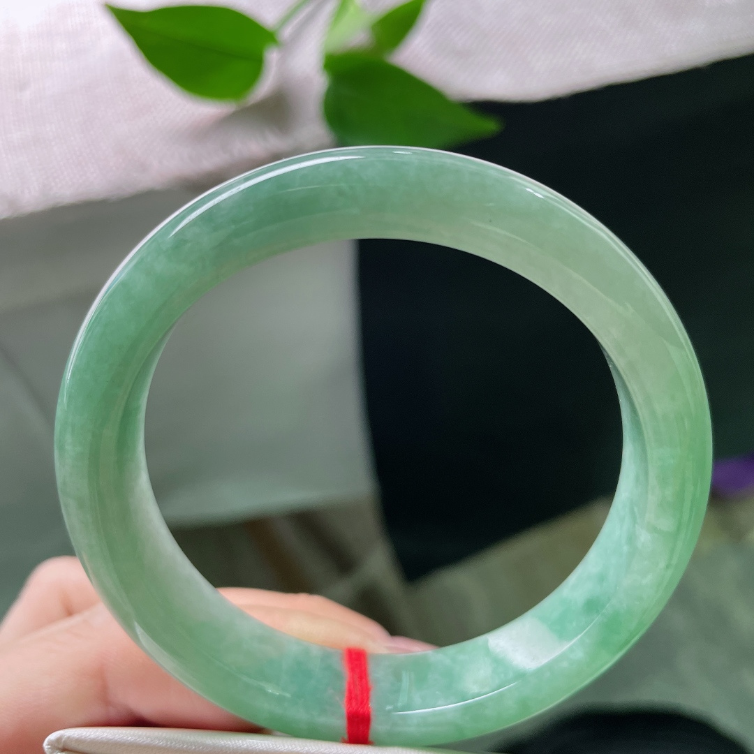 57.8/11.7/8.2，绿底正圈，不争艳，不夺目，让人心安的颜色，水润，皮纹，ss52712a