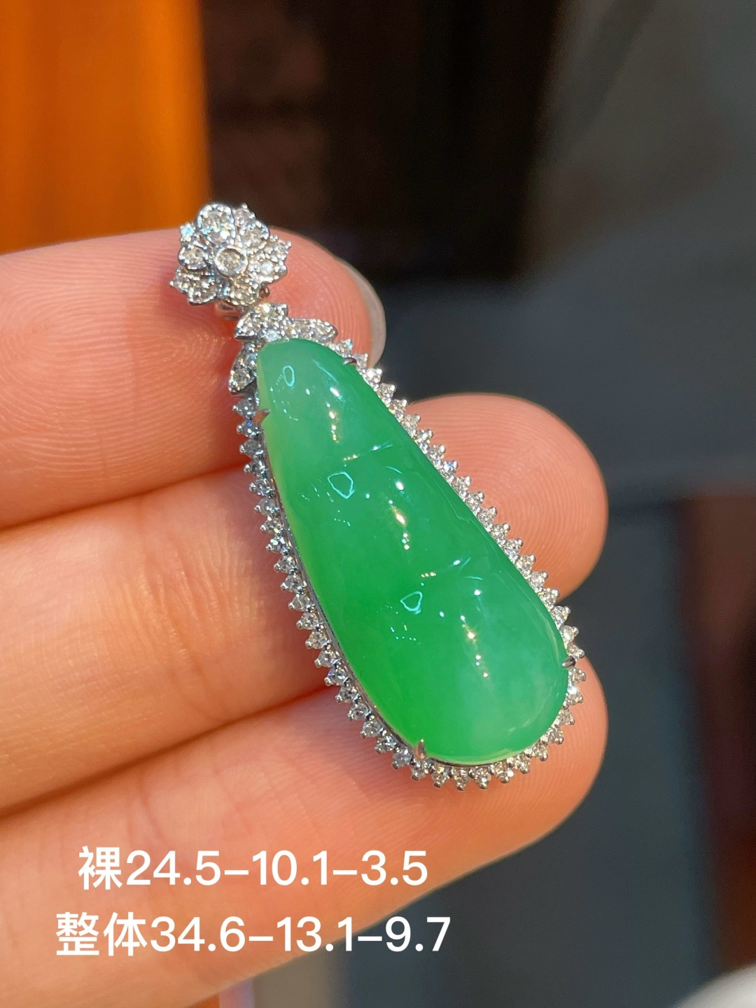 阳绿豆子吊坠，无裂，18k金镶嵌，尺寸24.5/10.1/3.5，编号34.6-13.1-9.7