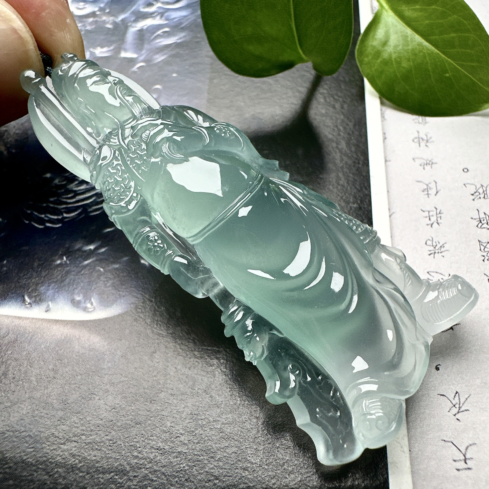 【玻璃种天空蓝关公】武财神，冰感动人，通透闪耀，光可鉴人，佳品推荐。