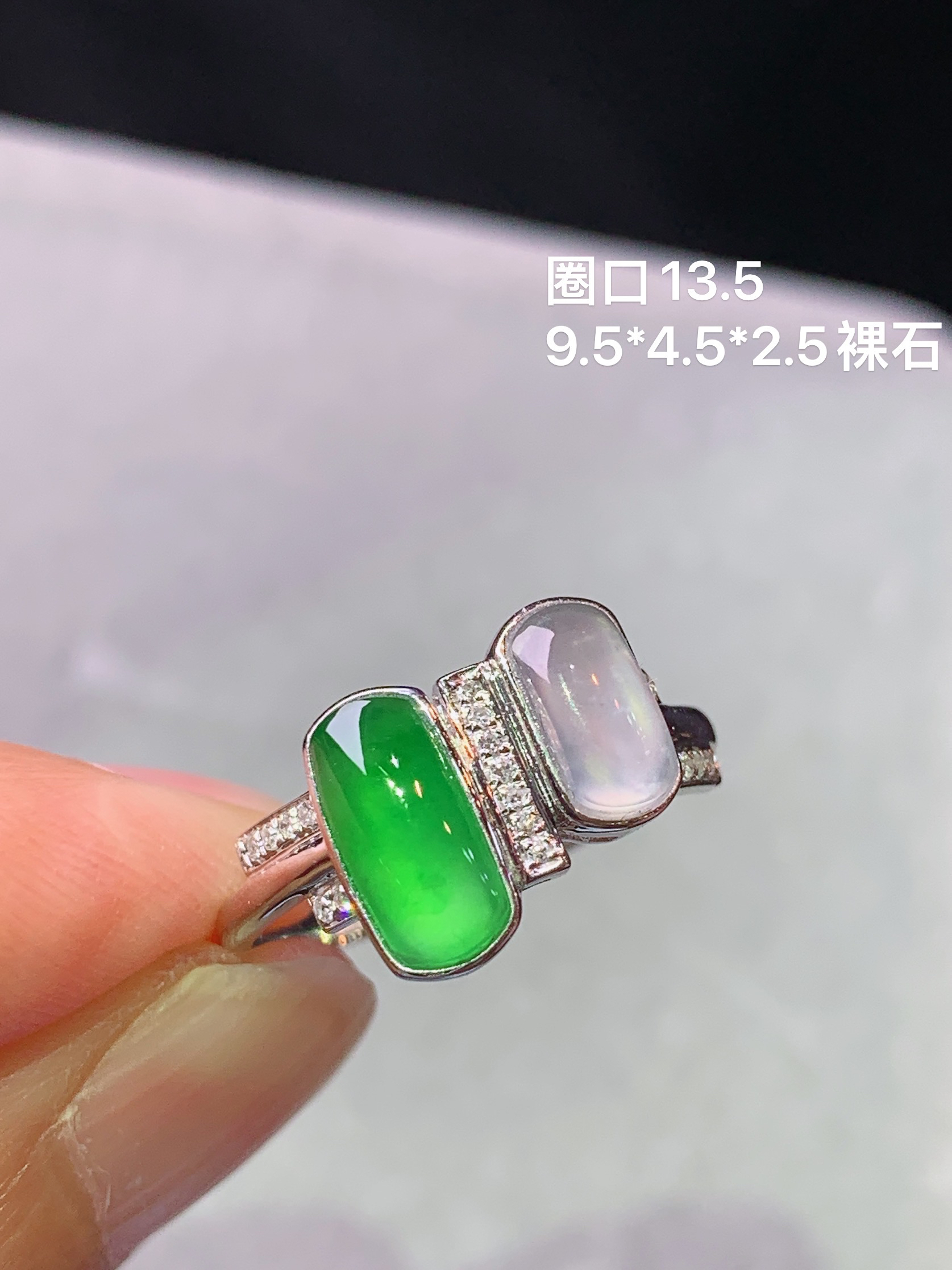18k金钻镶嵌冰阳绿玉柱组合冰玉柱戒指 玉质细腻 色泽艳丽清新 水润亮眼 圈口13.5 裸石尺寸9.5*4.5*2.5 t1