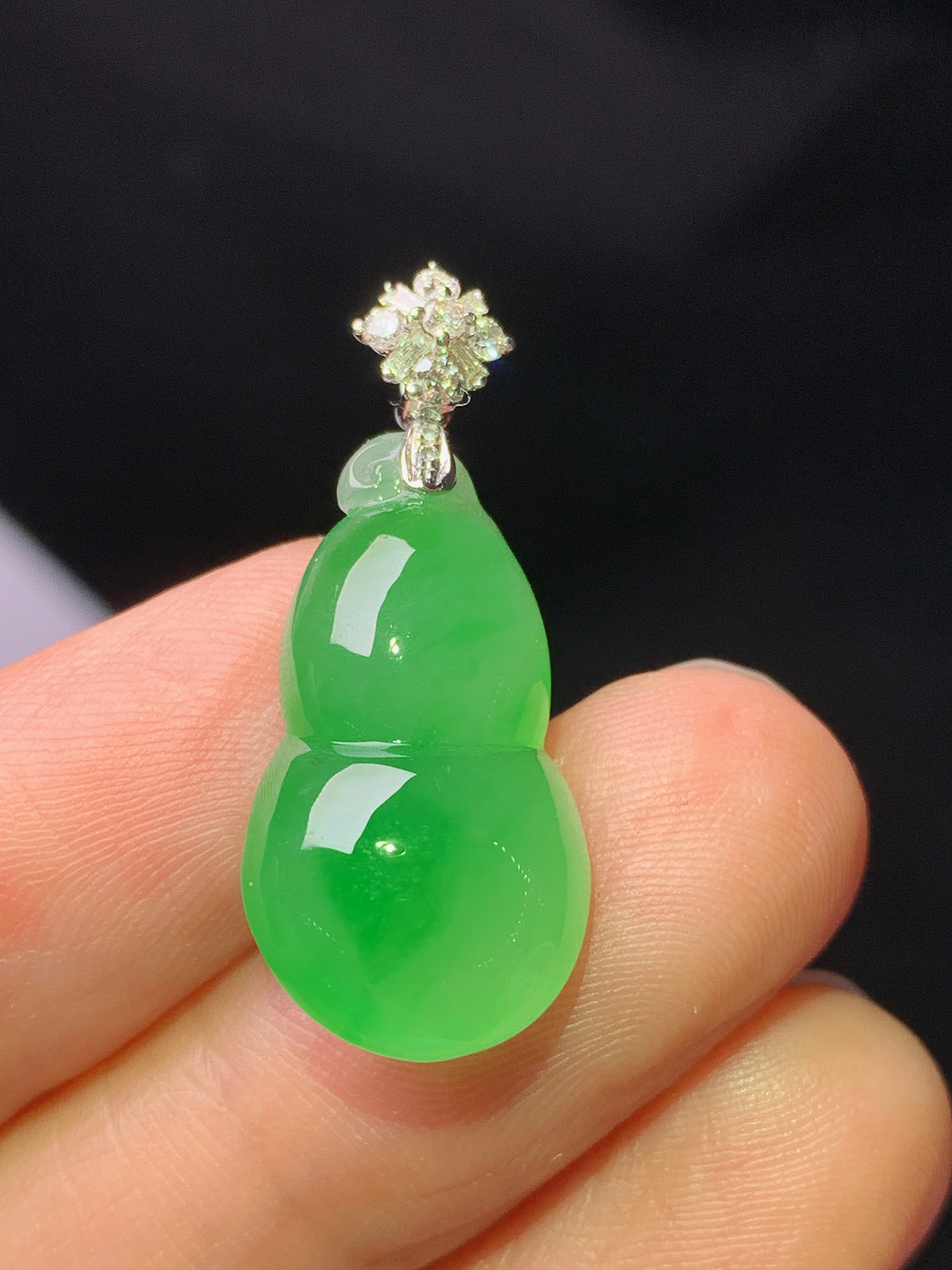 18k金钻镶嵌冰阳绿葫芦吊坠 玉质细腻 色泽艳丽清新 水润亮眼 整体尺寸28.5*12*7.5 z1