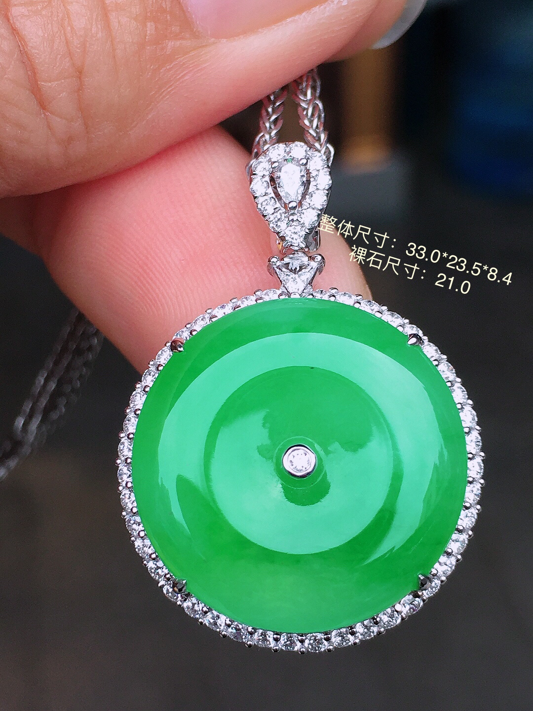 阳绿平安扣吊坠，色泽均匀艳丽，玉质细腻，荧光感超
强，饱满圆润，尽显优雅气质，18k
金豪华镶嵌