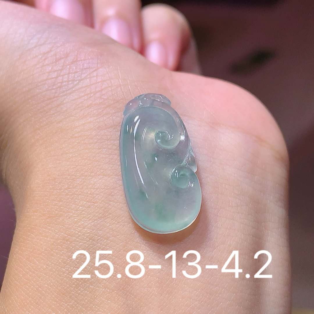 冰飘花如意挂件。翠色鲜艳，底子细腻莹润，佩戴清新优雅，货号33430，25.8/13/4.2