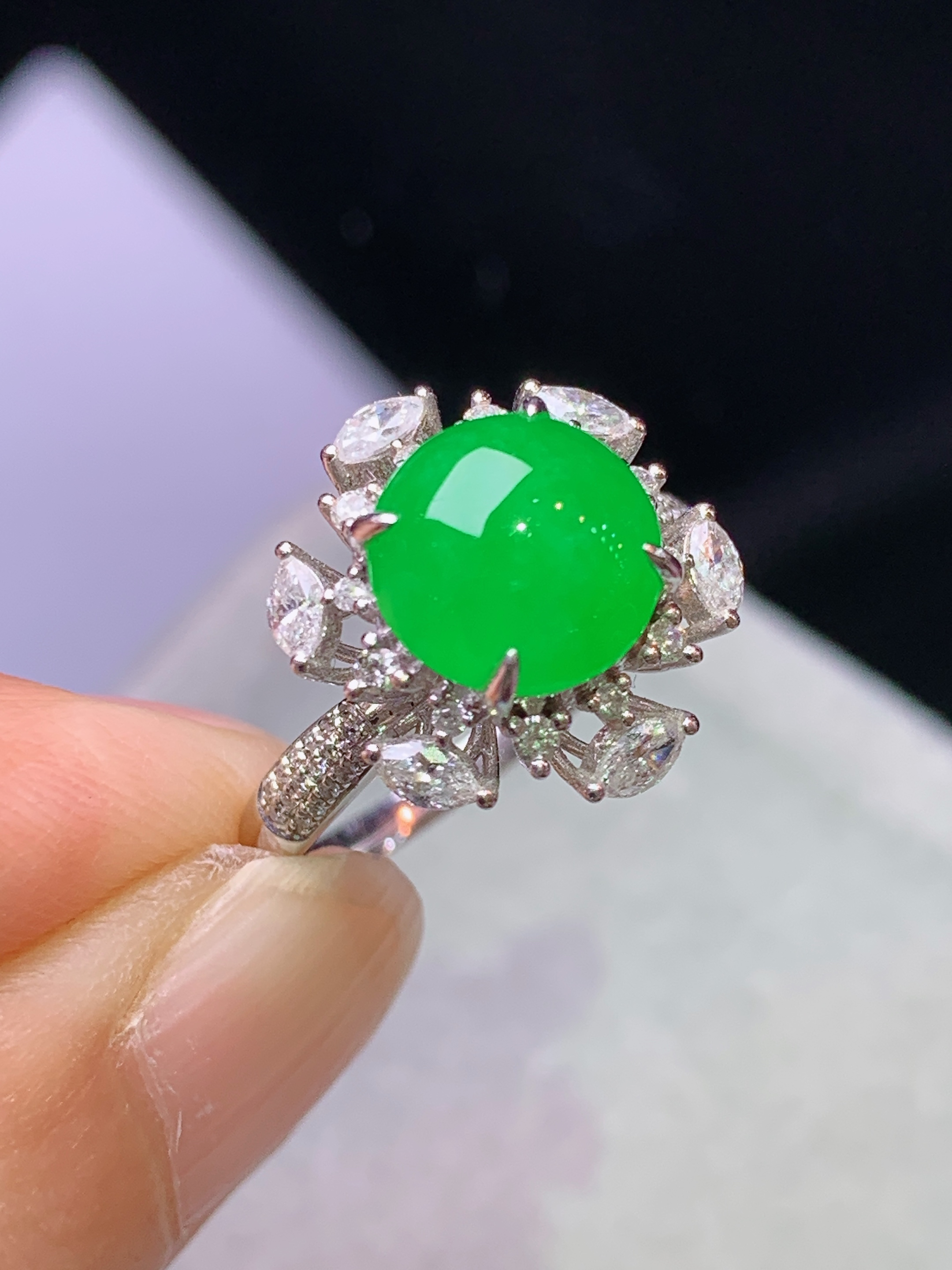 18k金钻镶嵌阳绿蛋面戒指 玉质细腻 色泽艳丽清新 水润亮眼 圈口14 整体尺寸14.3*13.2*