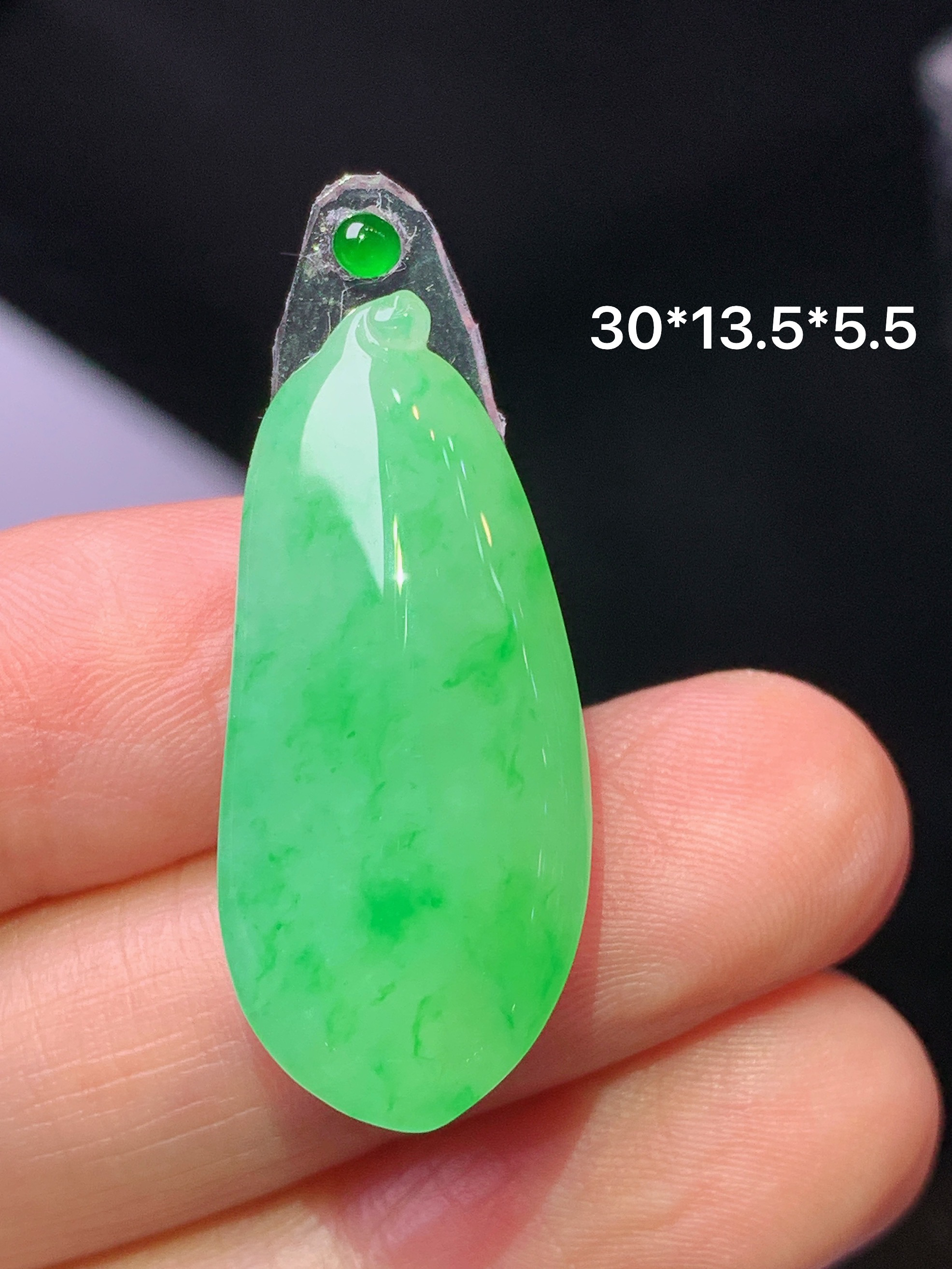 镶嵌款 阳绿福瓜吊坠 玉质细腻 色泽艳丽清新 水润亮眼 整体尺寸30*13.5*5.5 2x