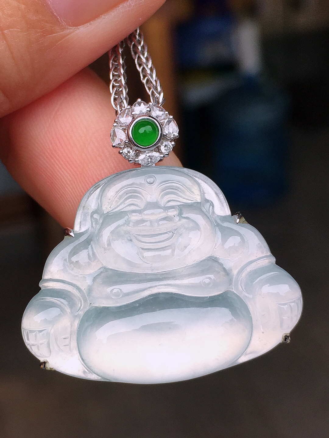 冰种佛公吊坠，玉质细腻，荧光感超
强，饱满圆润，尽显优雅气质，18k
金豪华镶嵌
