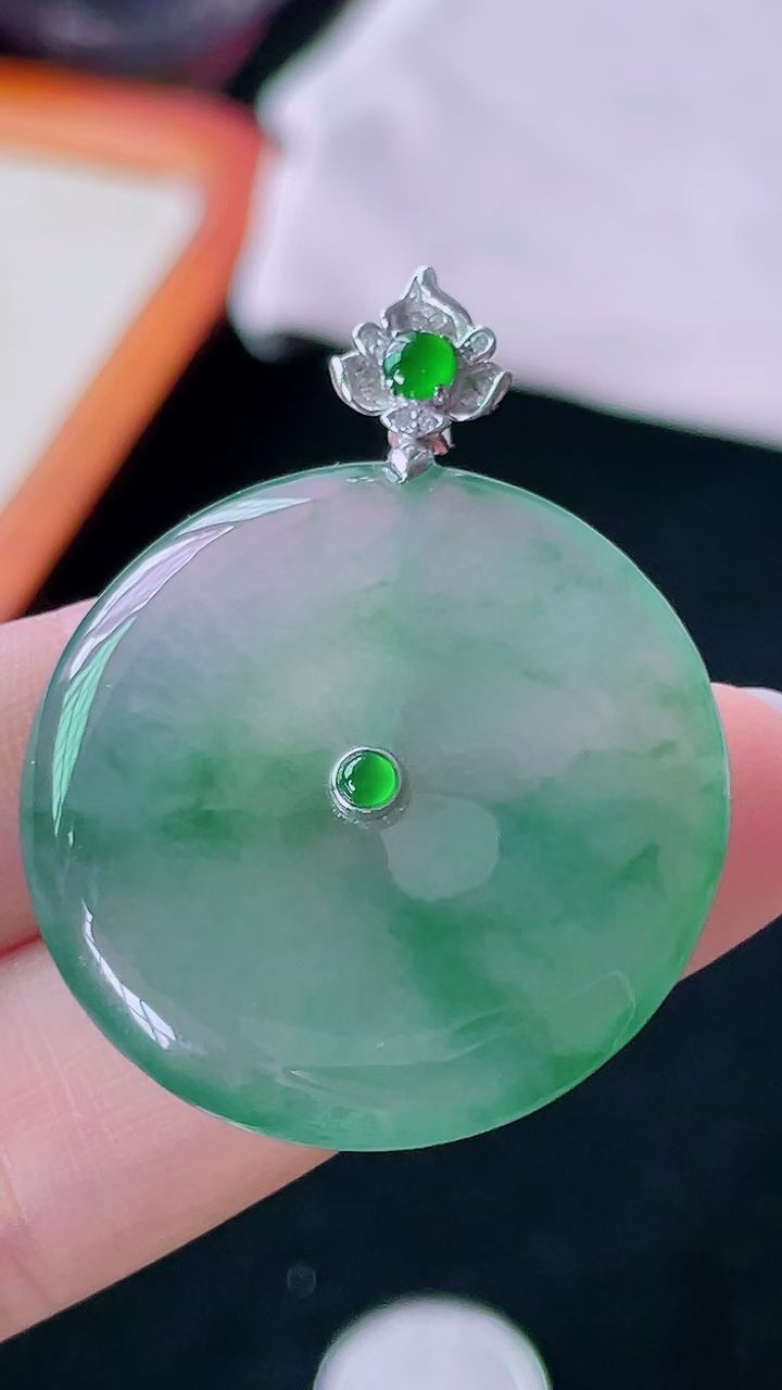 【翡翠名称】18K金镶冰飘花平安扣吊坠
【翡翠尺寸】裸石32.2/5mm
【翡翠描述】宝贝种老水足，