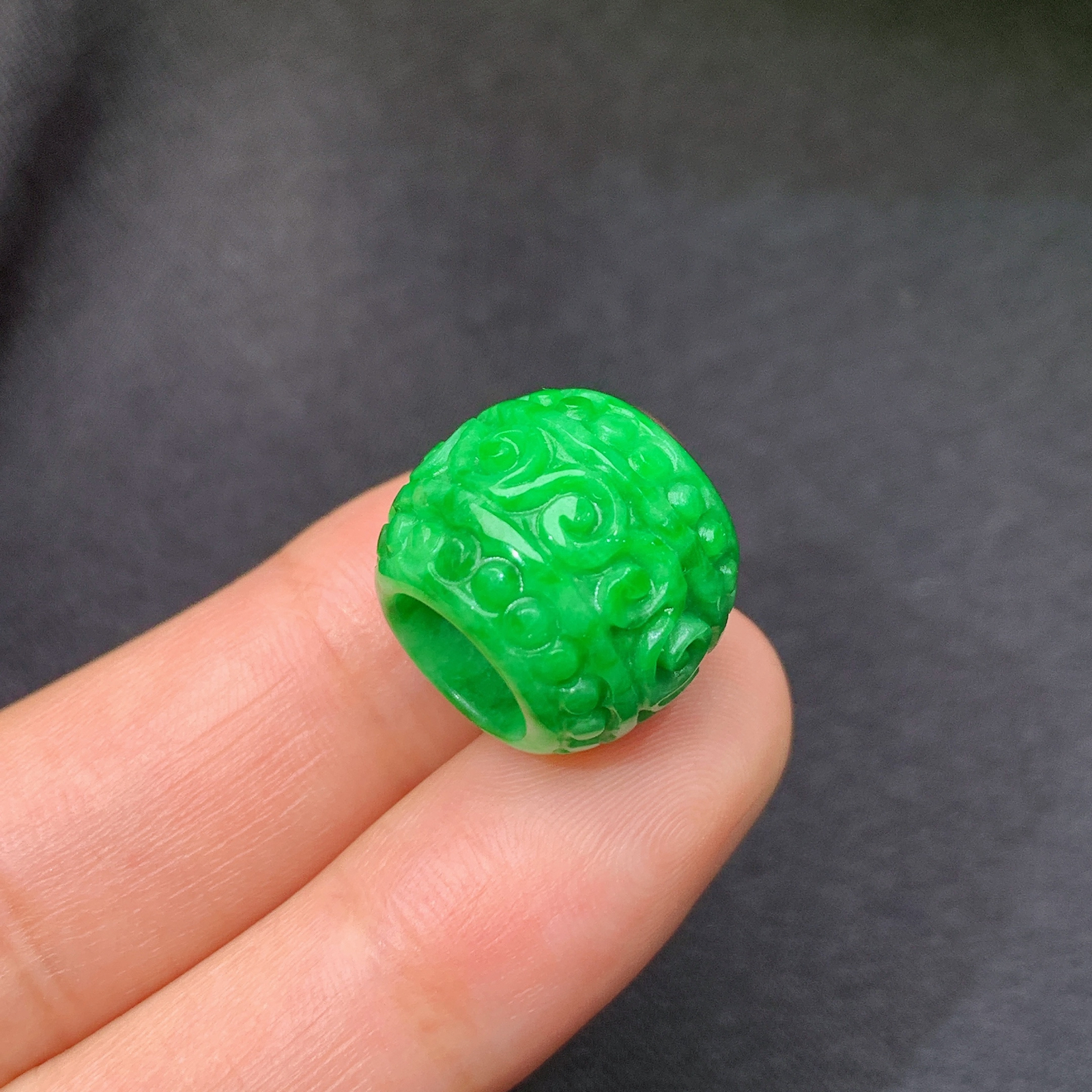 阳绿路路通，冰润色阳，玉质细腻，种水足，Xyg 尺寸13.1*15.1