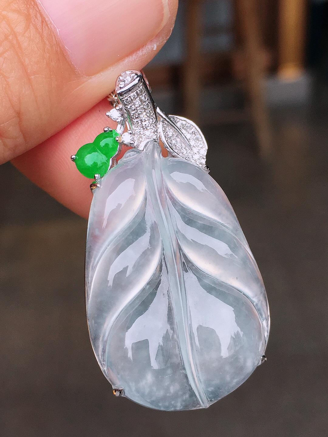 冰种玉叶吊坠，玉质细腻，荧光感超
强，饱满圆润，尽显优雅气质，18k
金豪华镶嵌