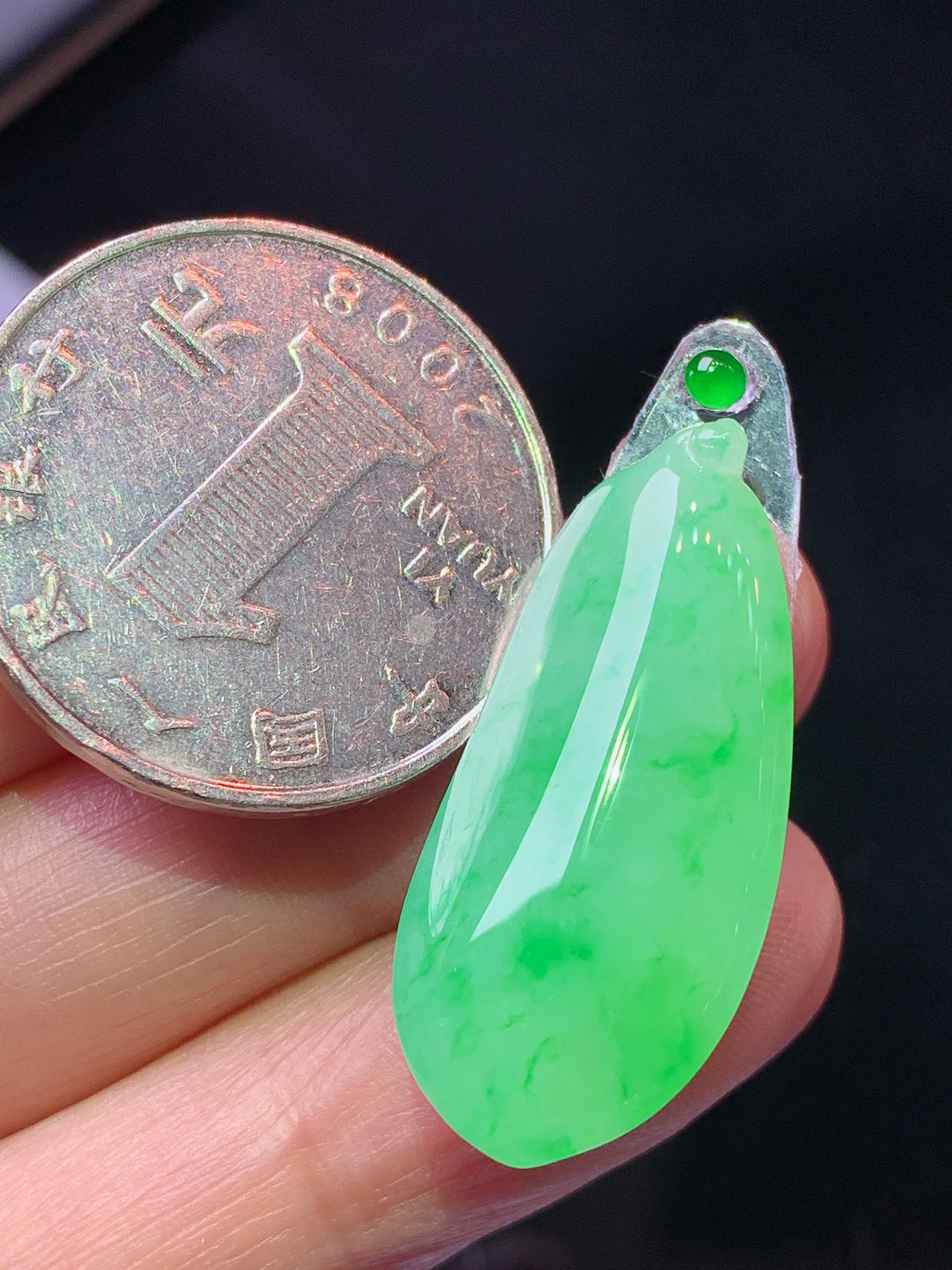 镶嵌款 阳绿福瓜吊坠 玉质细腻 色泽艳丽清新 水润亮眼 整体尺寸30*13.5*5.5 2x