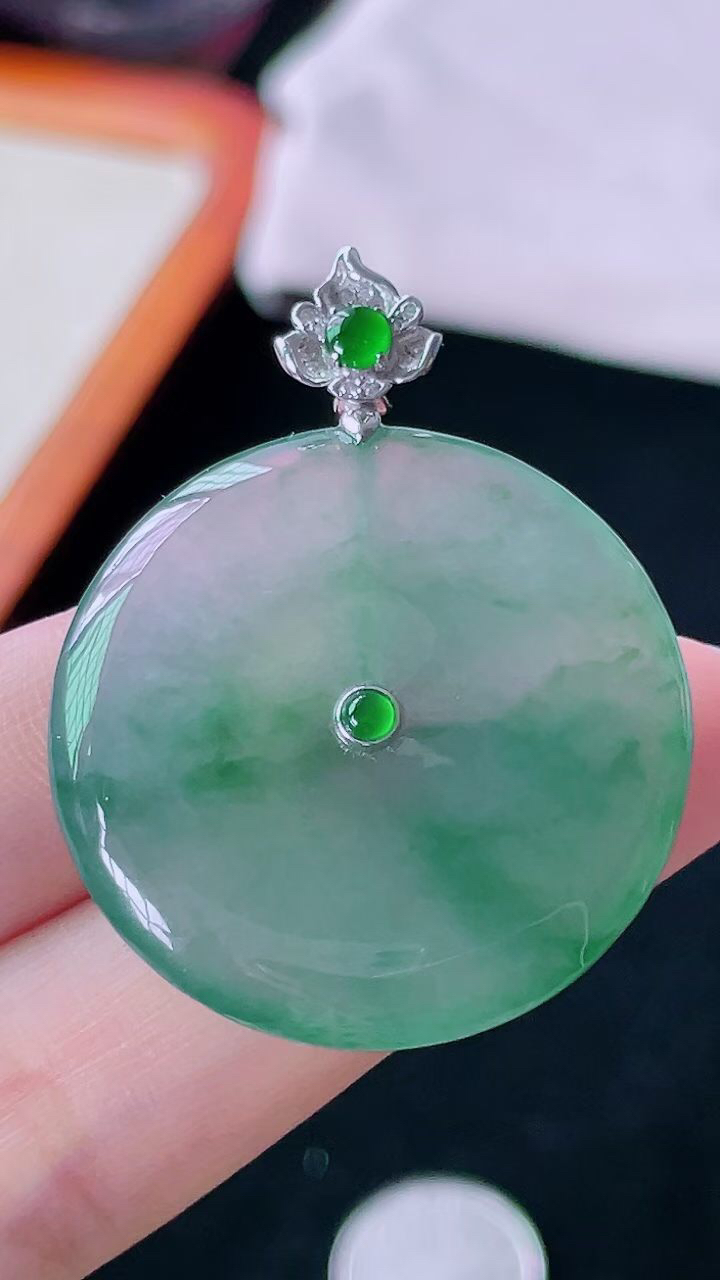 【翡翠名称】18K金镶冰飘花平安扣吊坠
【翡翠尺寸】裸石32.2/5mm
【翡翠描述】宝贝种老水足，玉质细腻，色泽靓丽，性价比高，佩戴效果好！
【其它赠送】权威证书/精美挂绳盒子/支持全国复检