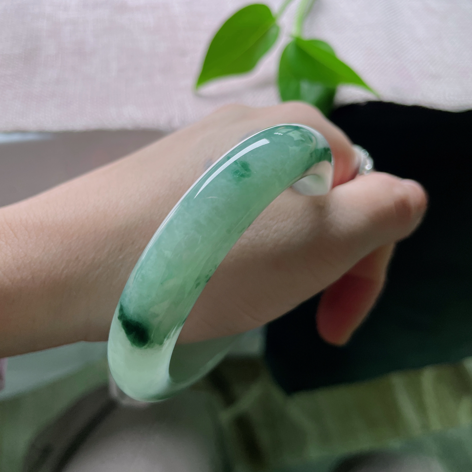 55.6/12.8/8.7，飘花正圈，光泽内敛柔和，不似艳色那般夺目，却自带“清水出芙蓉”的天然韵味。ss49771a..