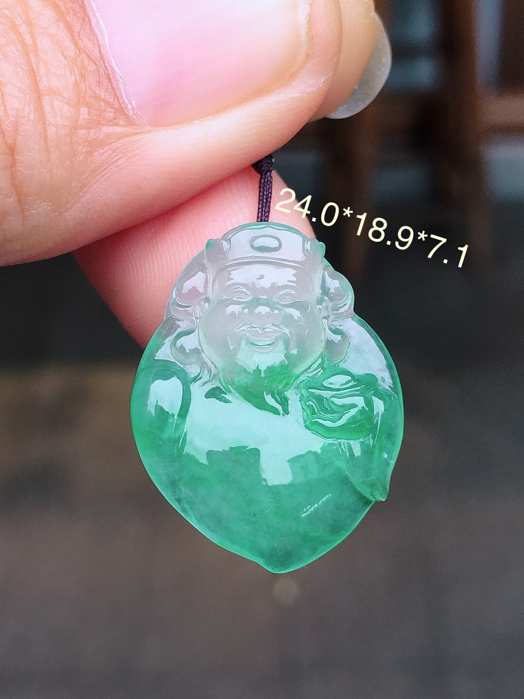 飘绿【财神爷】吊坠，色泽艳丽，玉质细腻，荧光感超
强，饱满圆润，尽显优雅气质