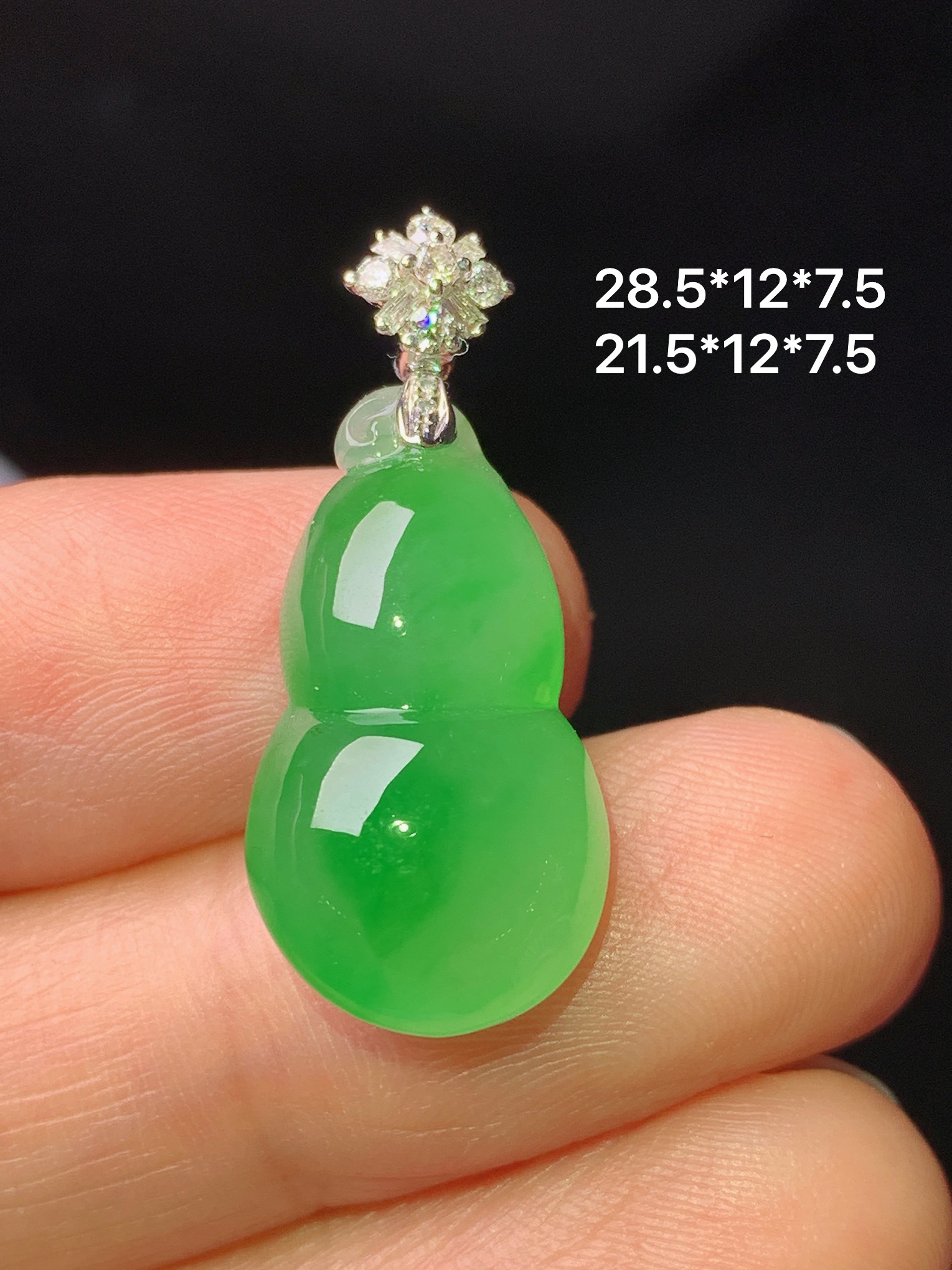 18k金钻镶嵌冰阳绿葫芦吊坠 玉质细腻 色泽艳丽清新 水润亮眼 整体尺寸28.5*12*7.5 z1